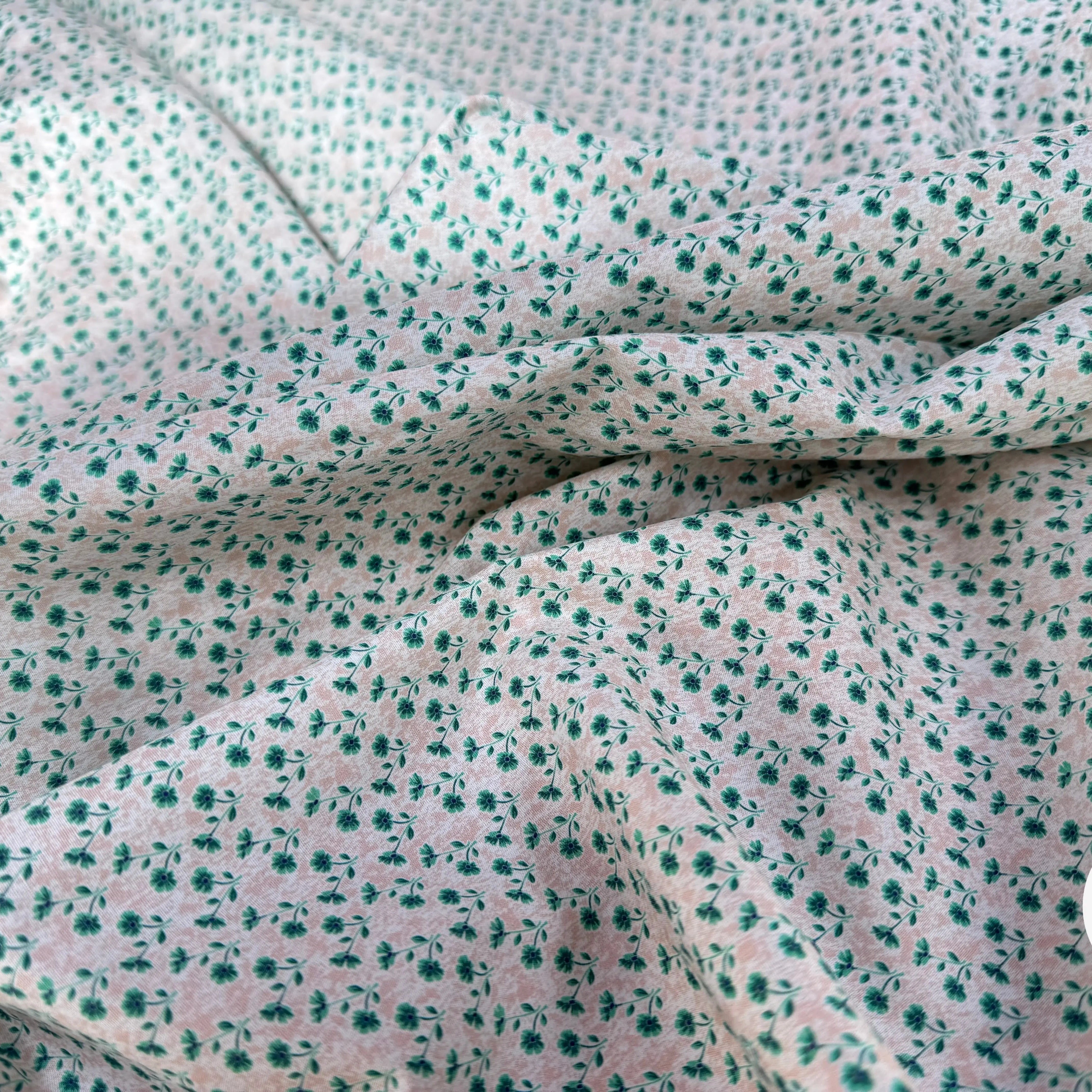 POPELINE COTON PETITES FLEURS VERTES FOND ROSE PÊCHE - My Little Coupon