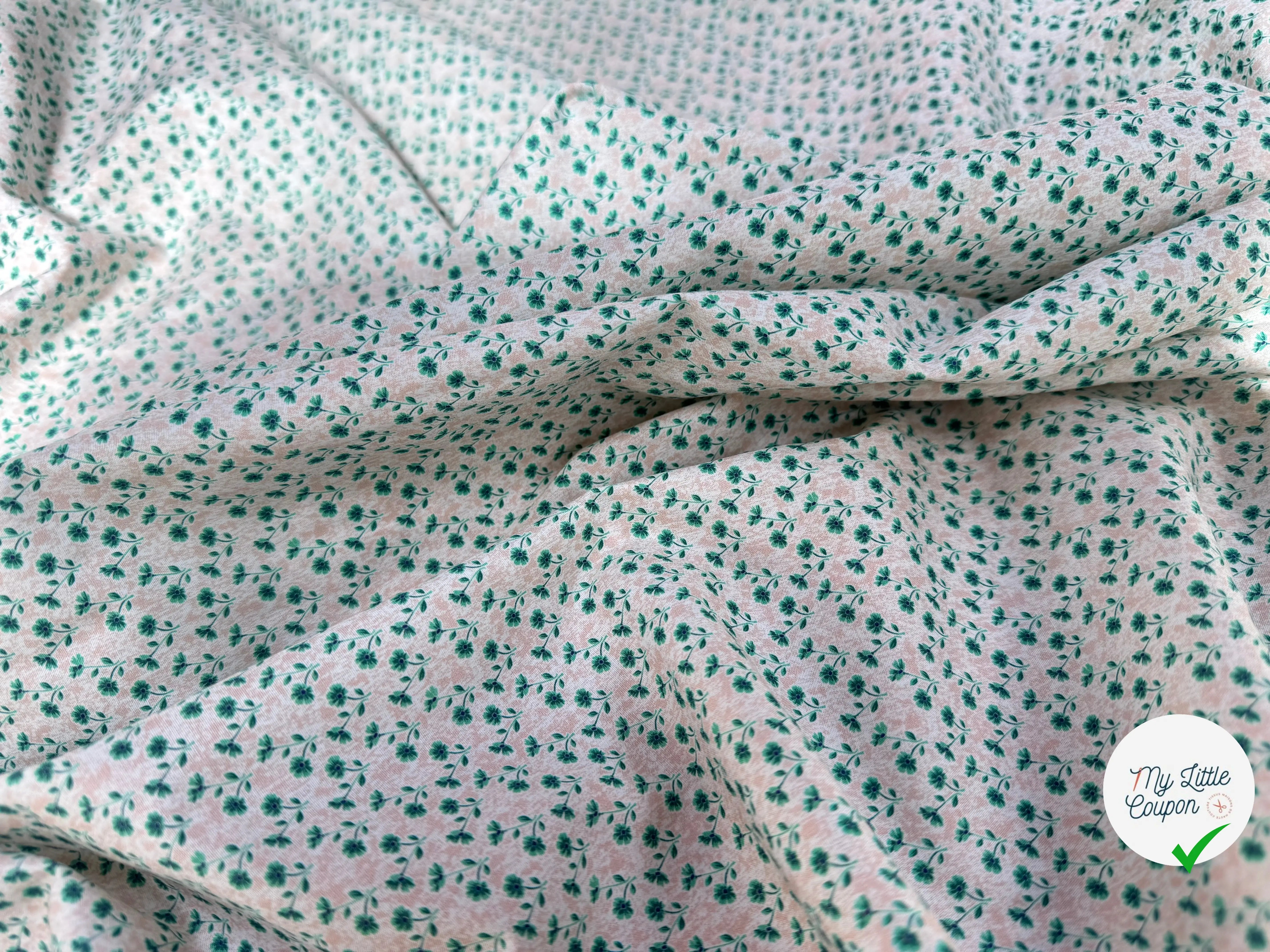 POPELINE COTON PETITES FLEURS VERTES FOND ROSE PÊCHE - My Little Coupon