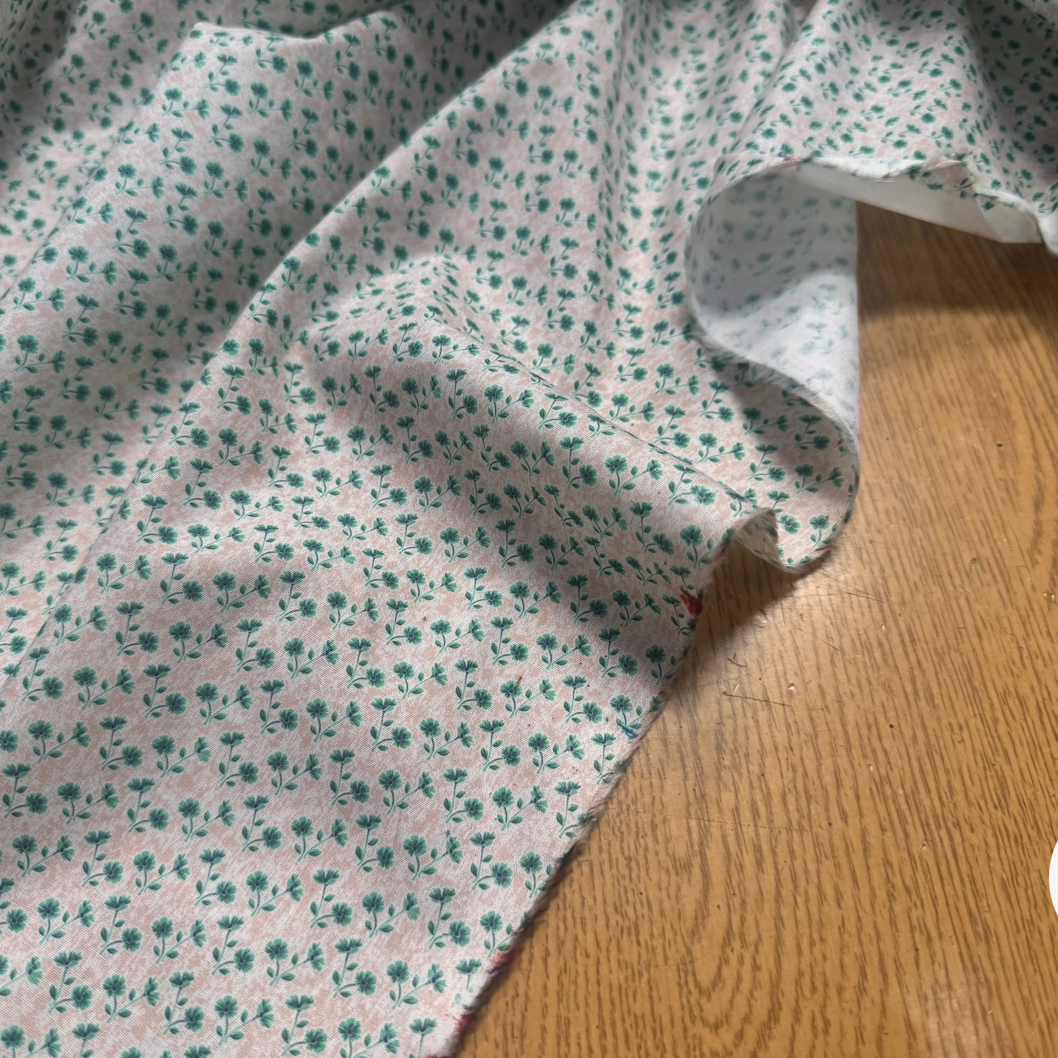 POPELINE COTON PETITES FLEURS VERTES FOND ROSE PÊCHE - My Little Coupon