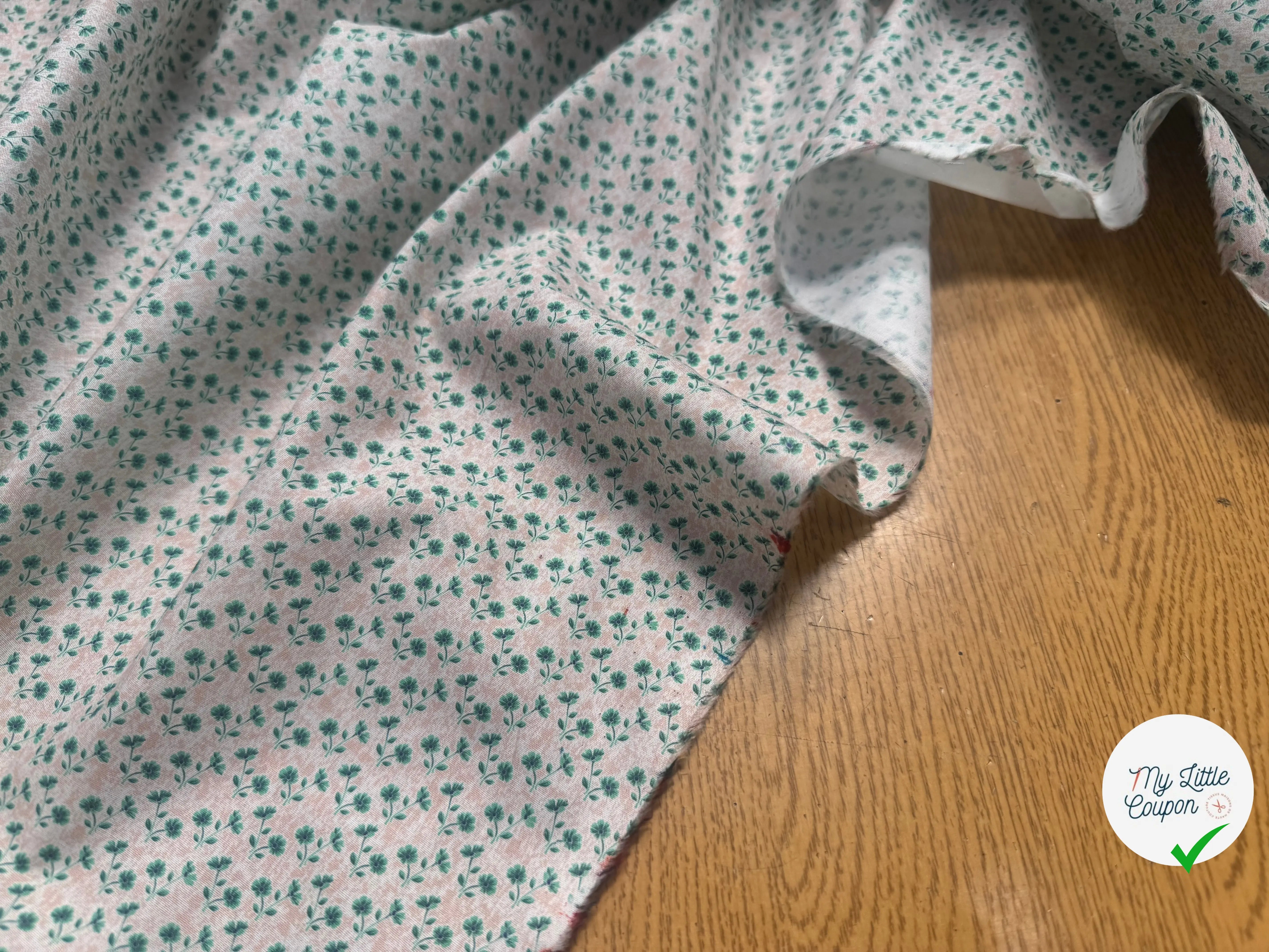 POPELINE COTON PETITES FLEURS VERTES FOND ROSE PÊCHE - My Little Coupon