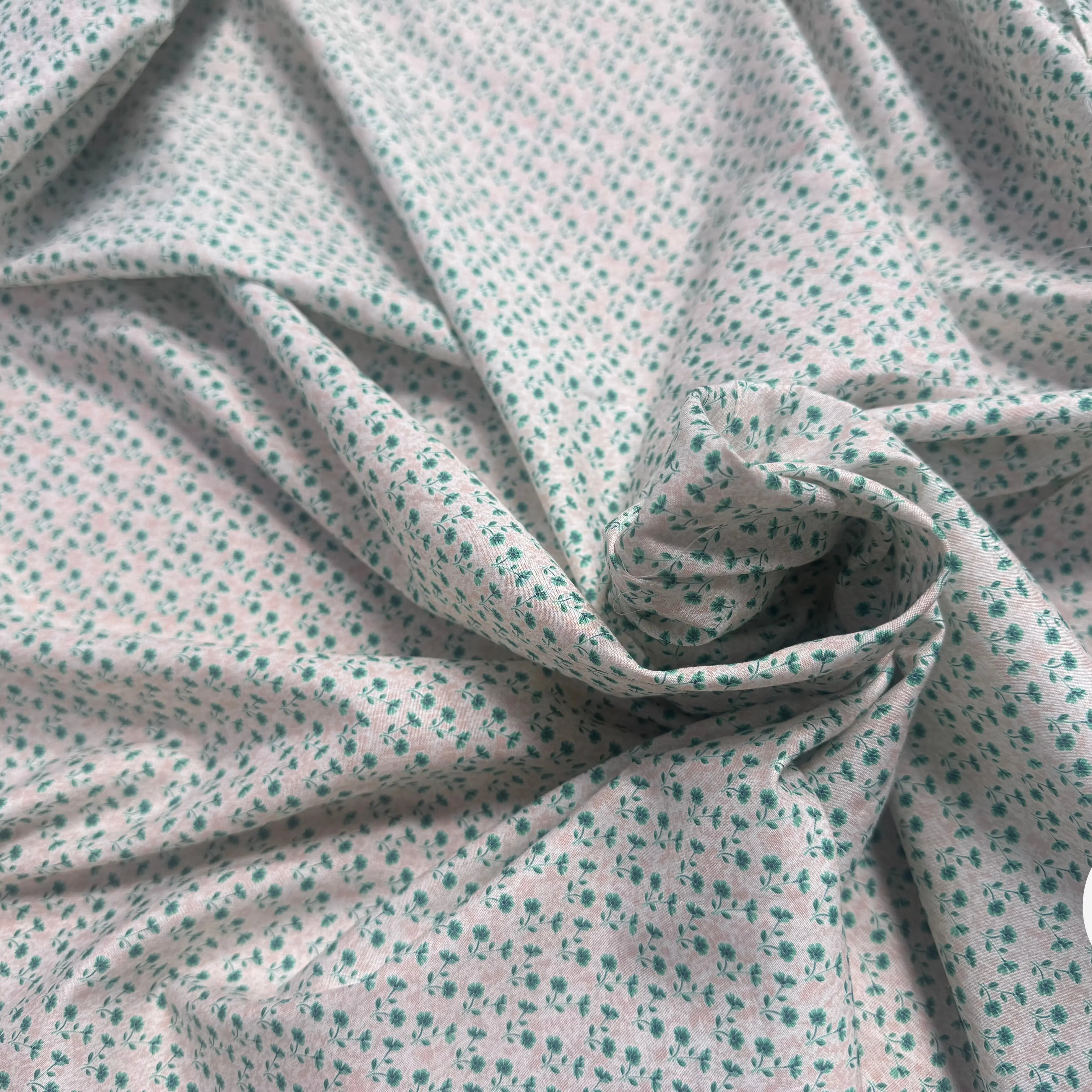 POPELINE COTON PETITES FLEURS VERTES FOND ROSE PÊCHE - My Little Coupon