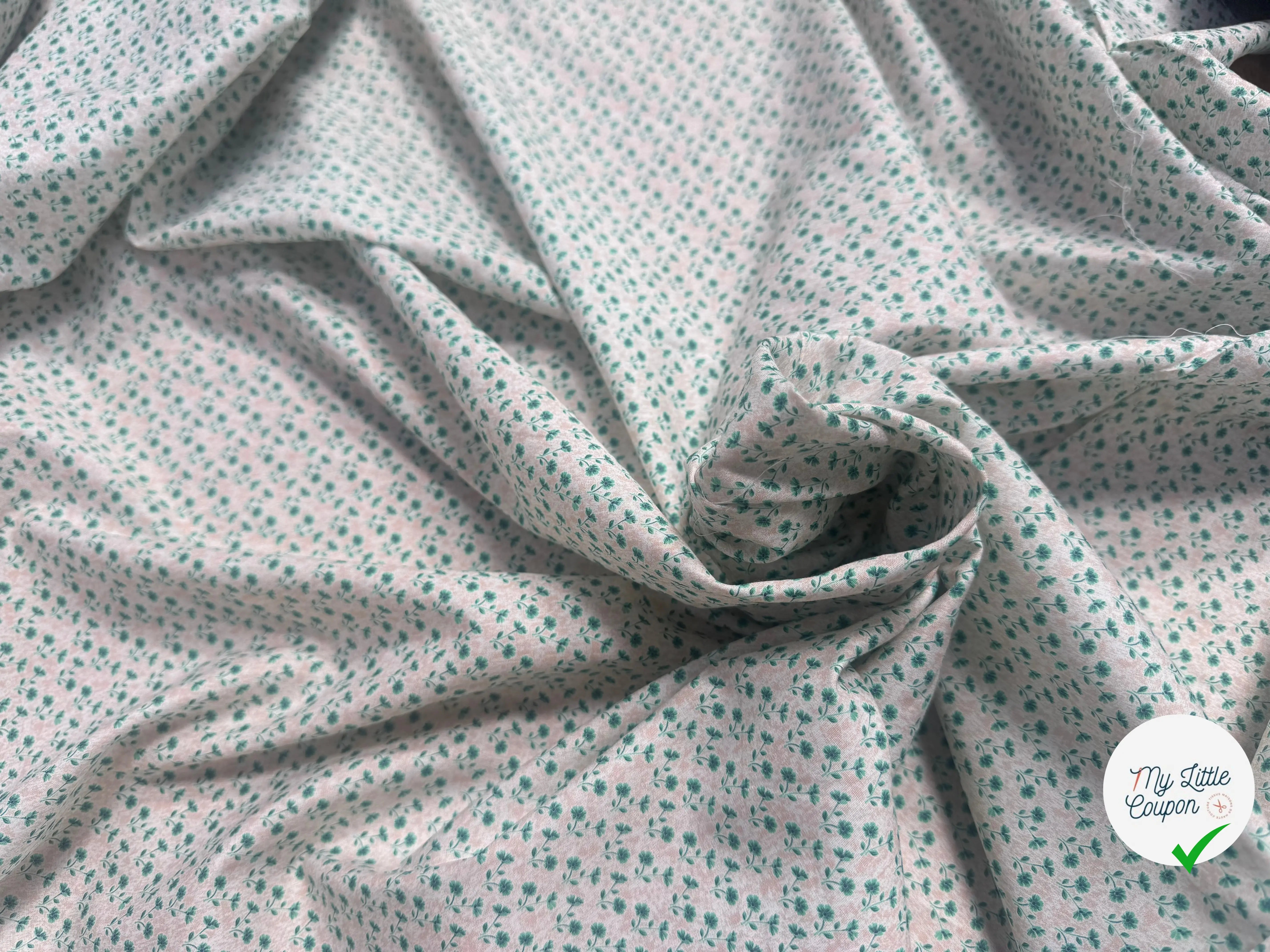 POPELINE COTON PETITES FLEURS VERTES FOND ROSE PÊCHE - My Little Coupon