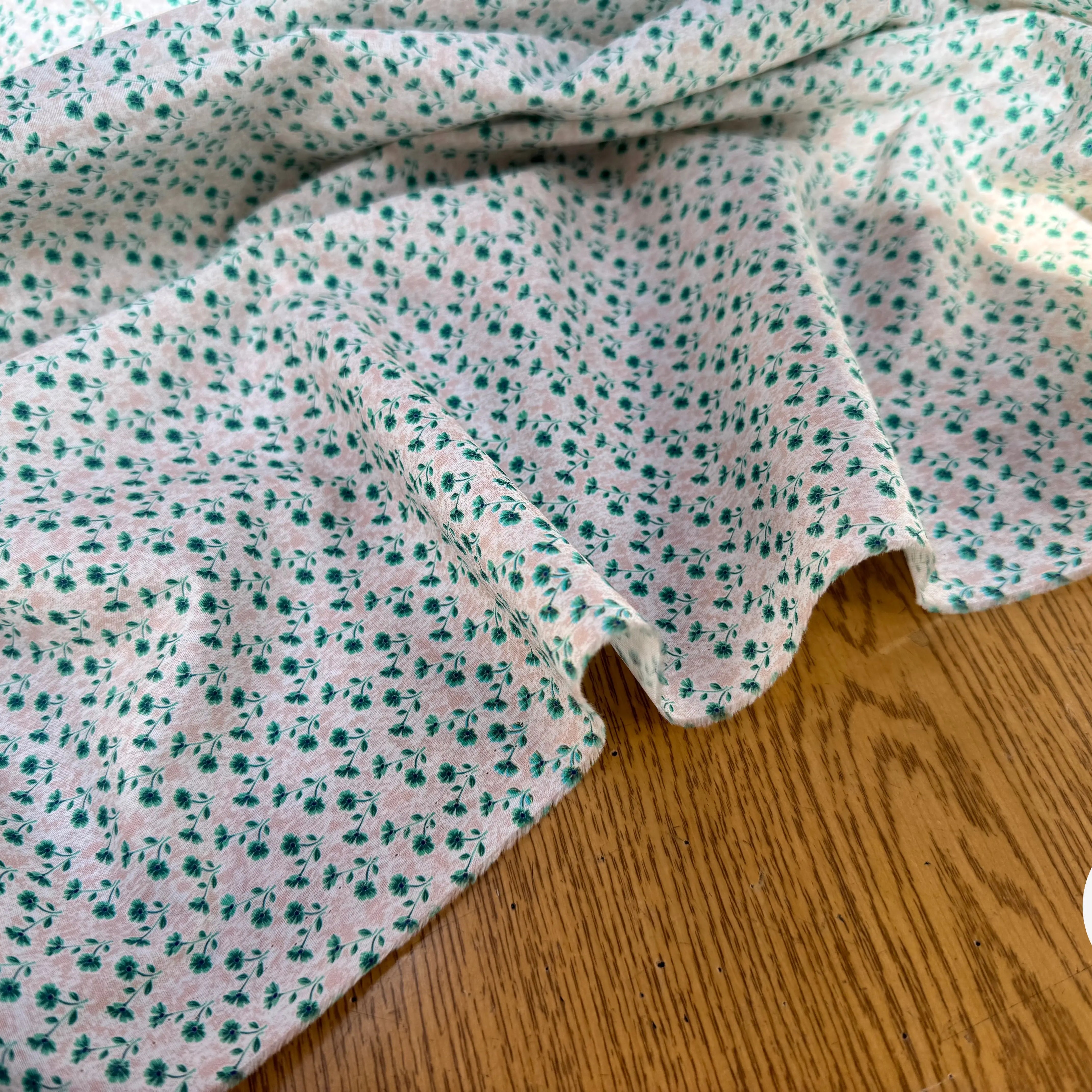 POPELINE COTON PETITES FLEURS VERTES FOND ROSE PÊCHE - My Little Coupon