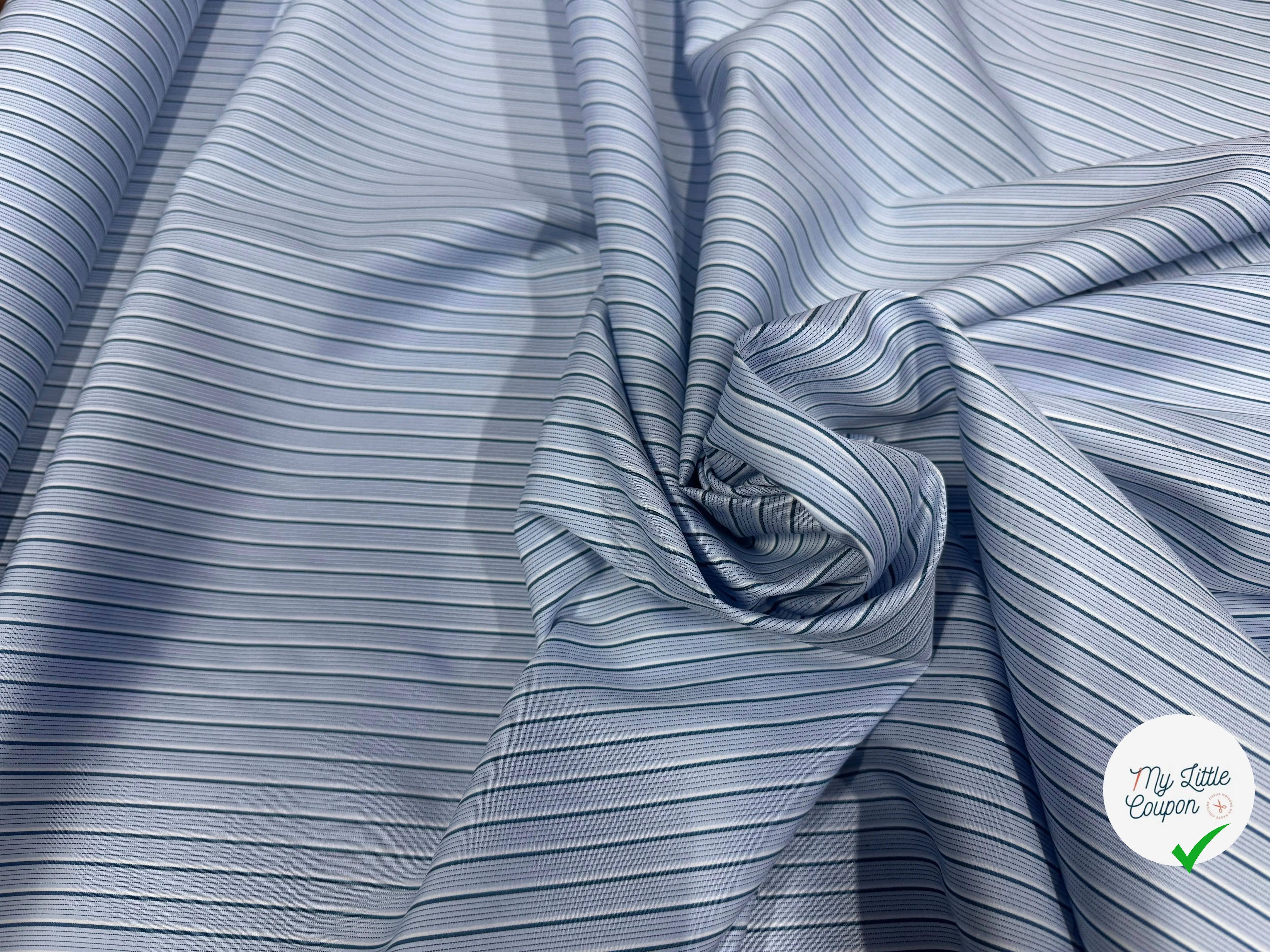 POPELINE DE COTON À FOND BLEU AVEC RAYURES VERTES ET BLEUES - My Little Coupon
