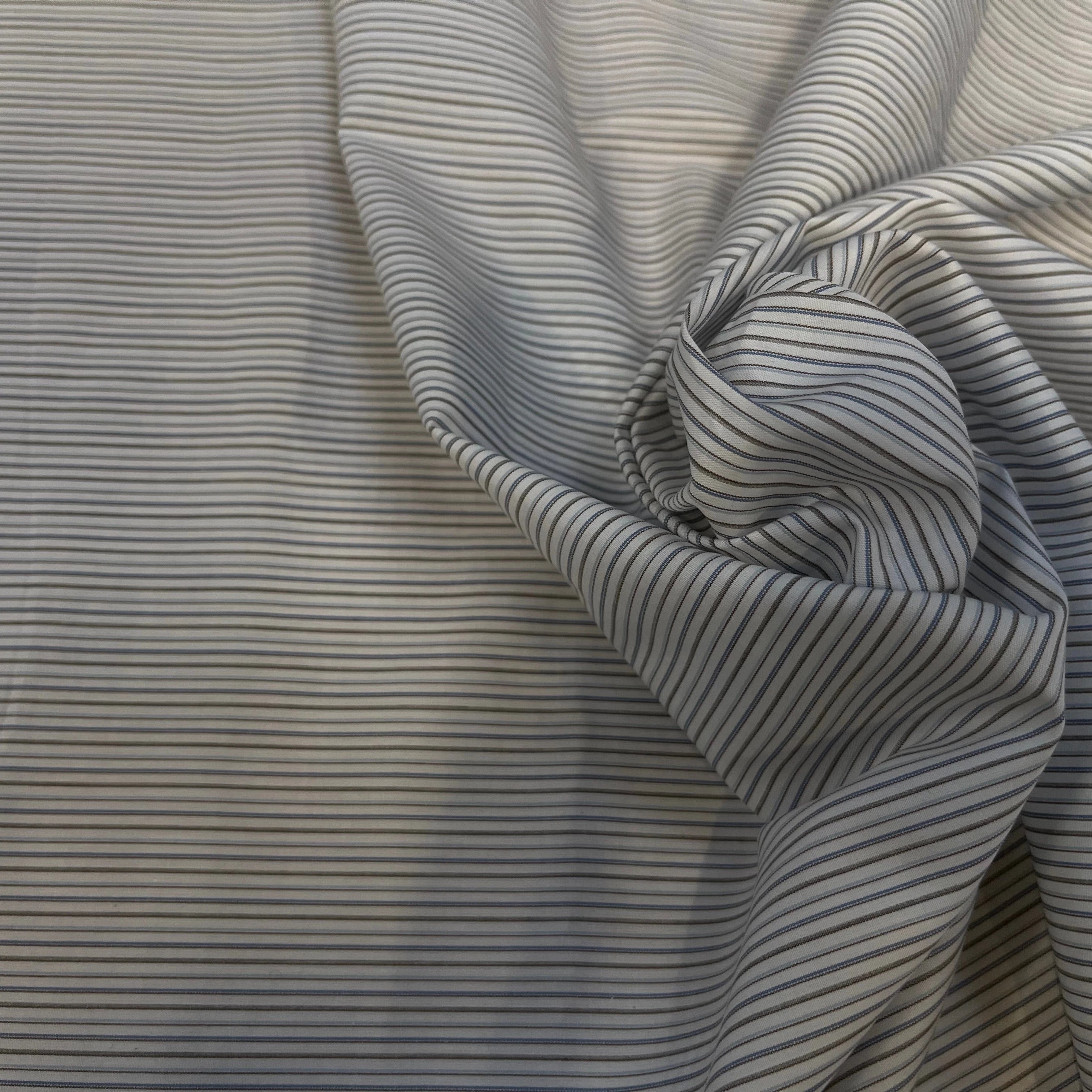 POPELINE DE COTON À RAYURES BLEUES ET GRISES PARALLÈLE À LA LISIÈRE - My Little Coupon