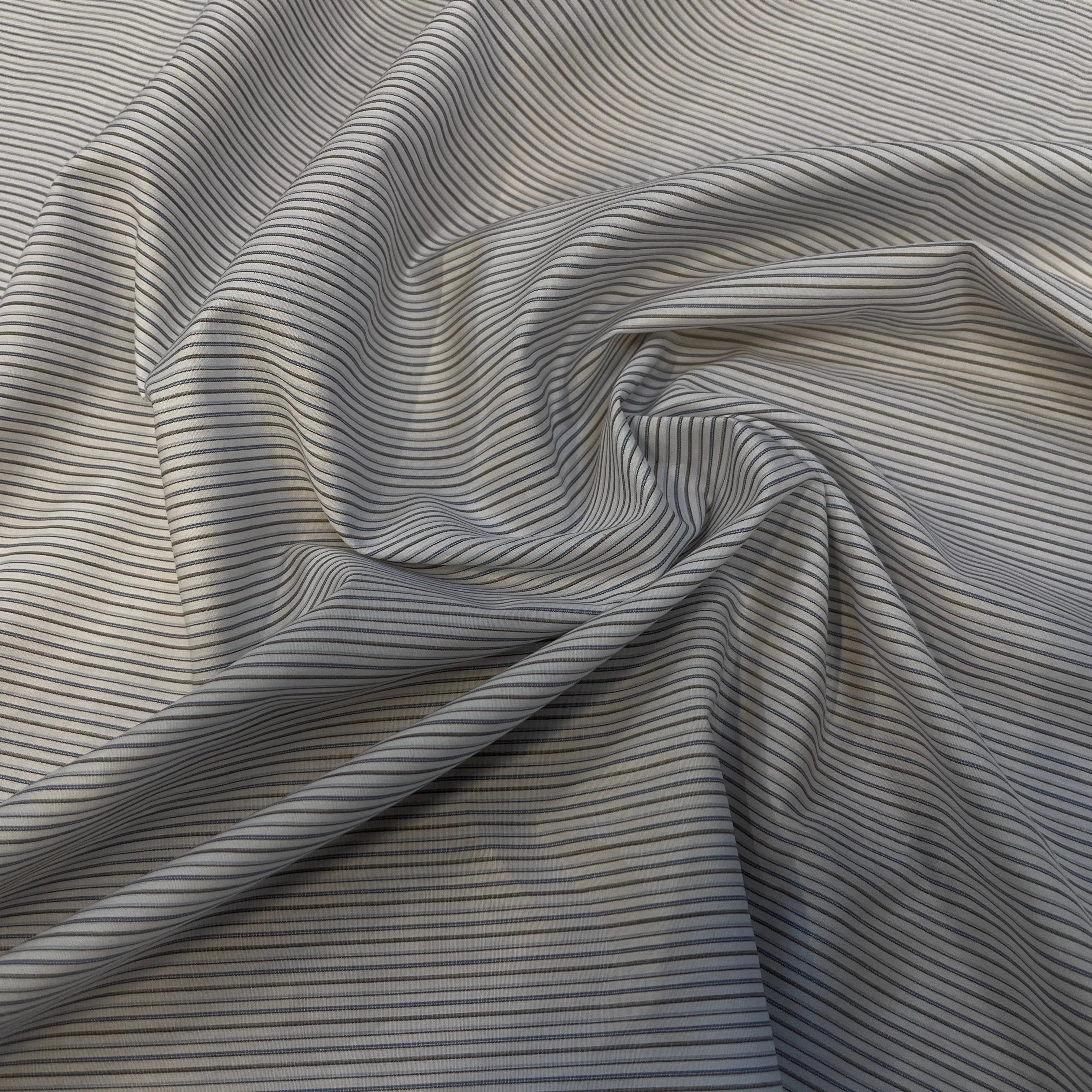 POPELINE DE COTON À RAYURES BLEUES ET GRISES PARALLÈLE À LA LISIÈRE - My Little Coupon