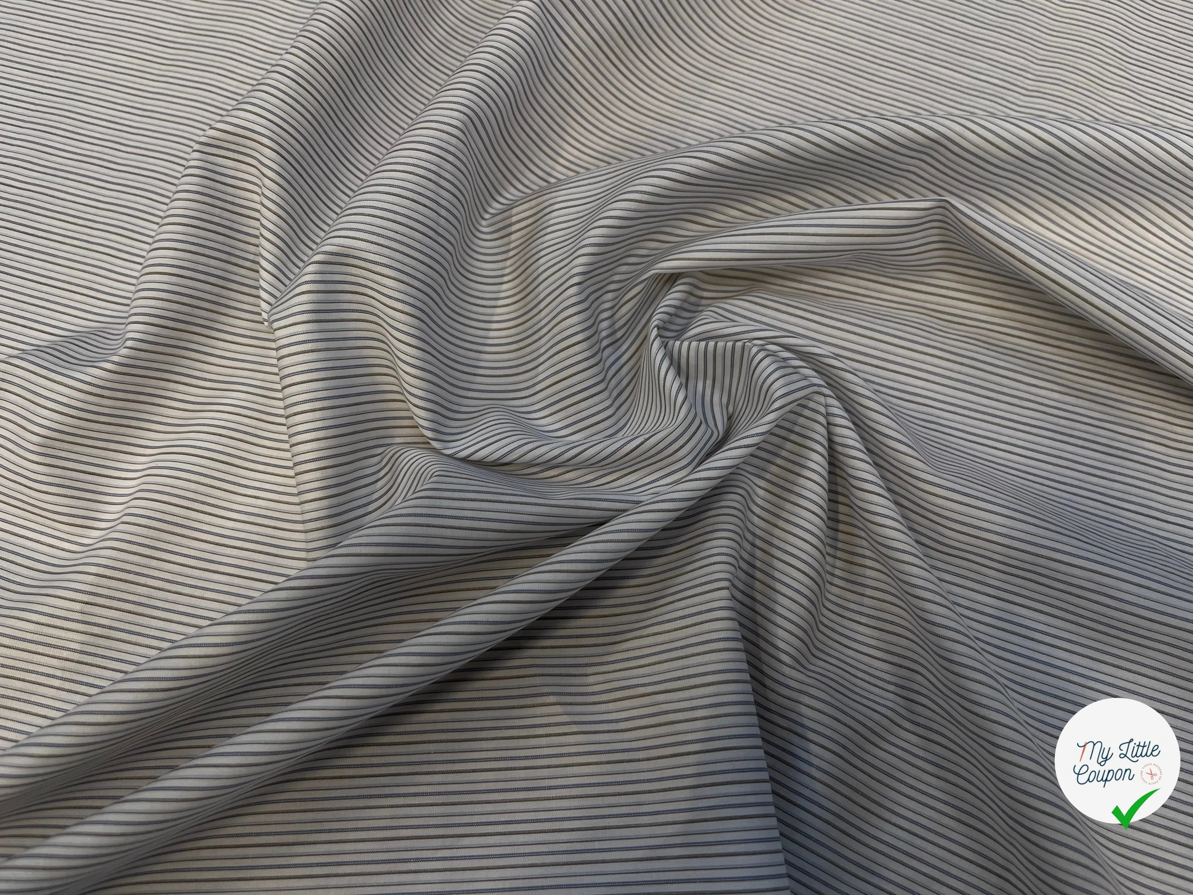 POPELINE DE COTON À RAYURES BLEUES ET GRISES PARALLÈLE À LA LISIÈRE - My Little Coupon