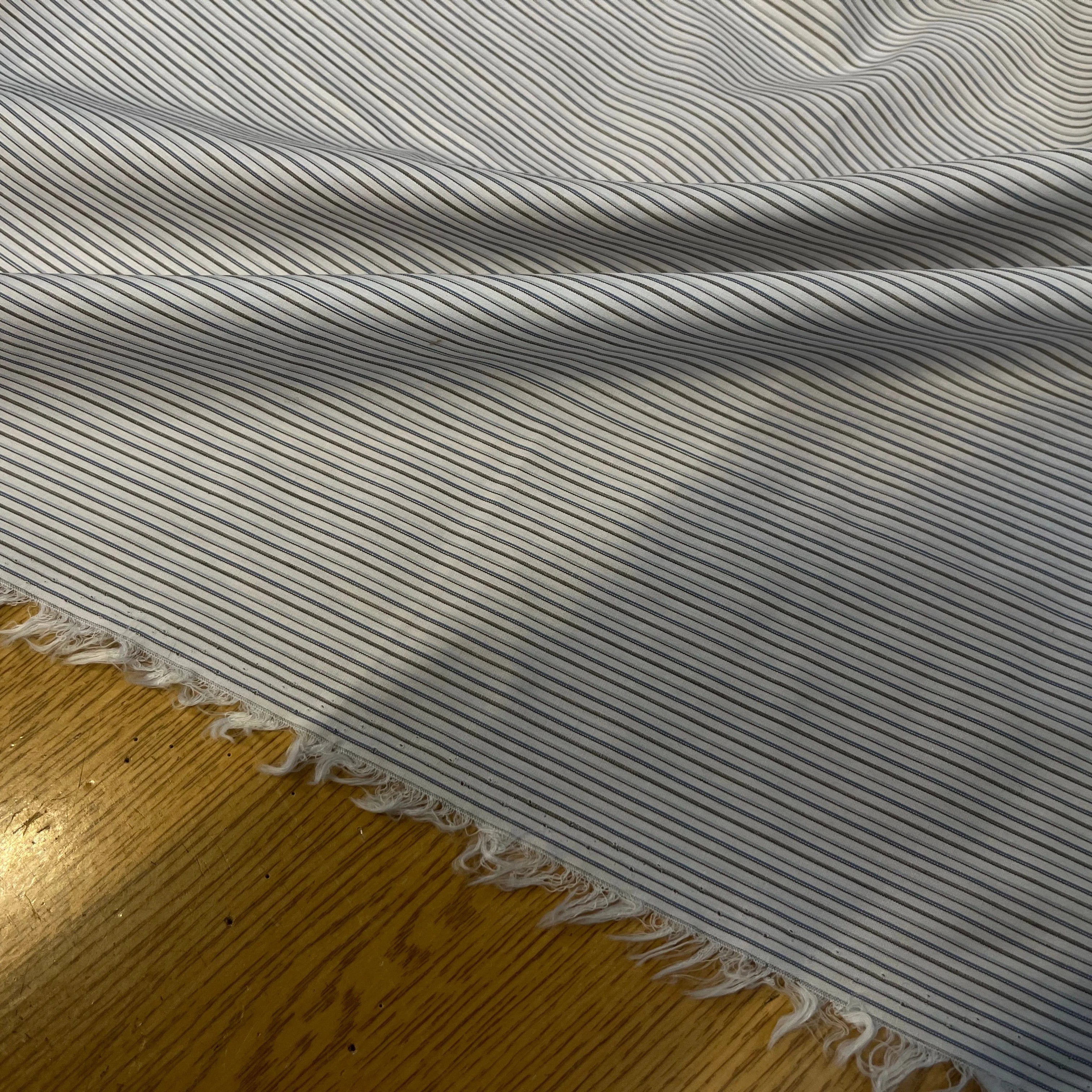 POPELINE DE COTON À RAYURES BLEUES ET GRISES PARALLÈLE À LA LISIÈRE - My Little Coupon