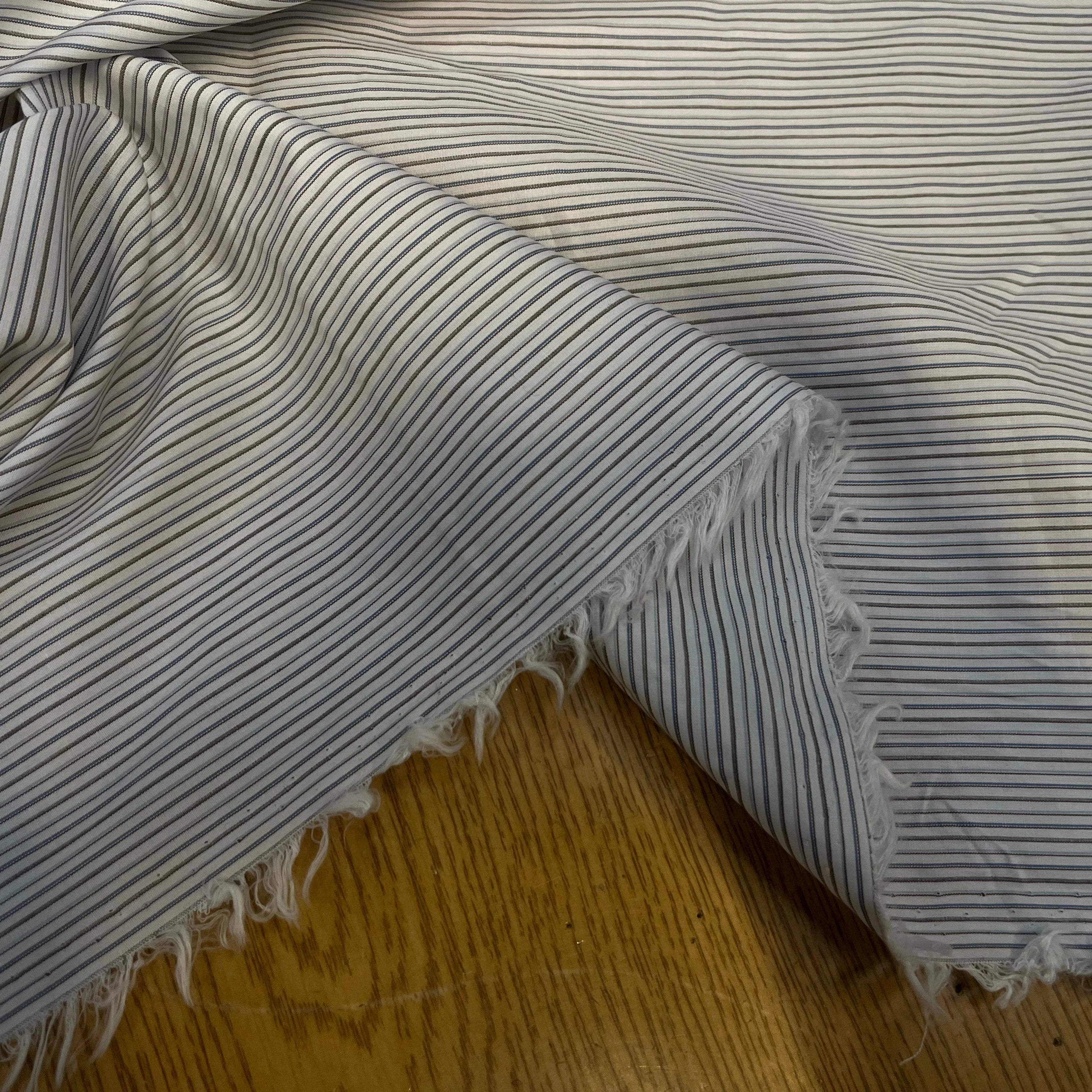 POPELINE DE COTON À RAYURES BLEUES ET GRISES PARALLÈLE À LA LISIÈRE - My Little Coupon