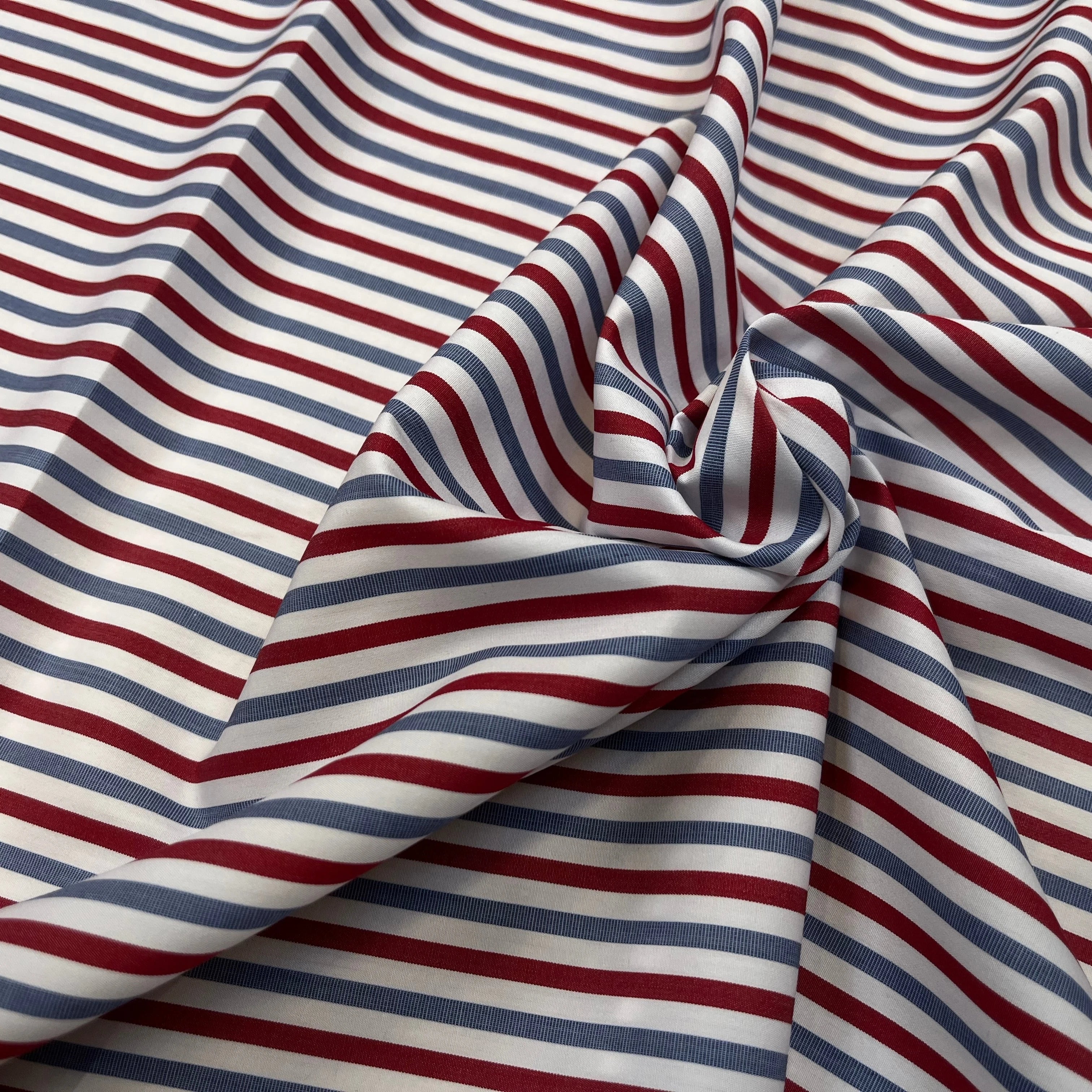 POPELINE DE COTON À RAYURES BLEUES ET ROUGES 153CM - My Little Coupon