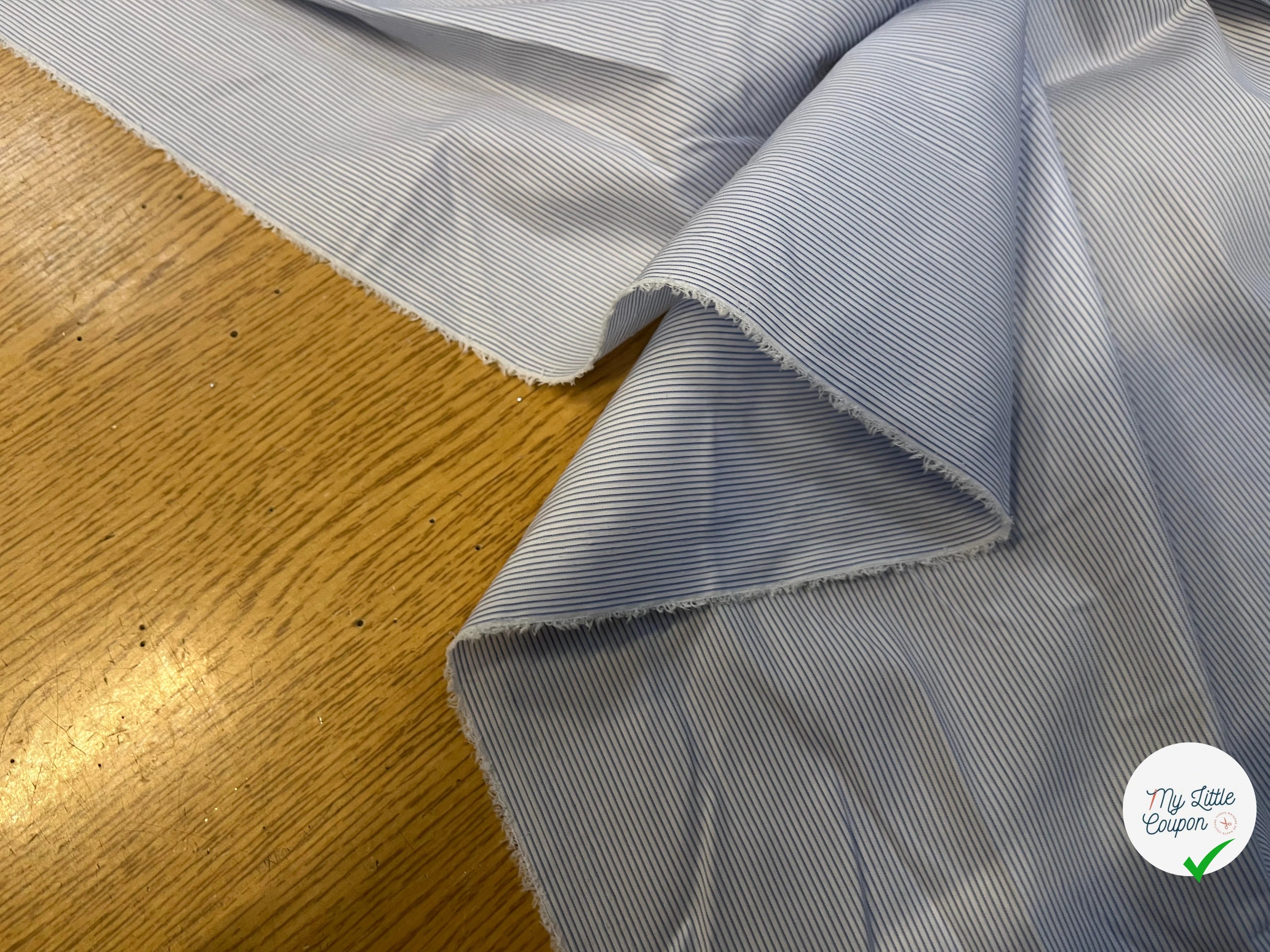 POPELINE DE COTON À RAYURES BLEUES PARALLÈLES À LA LISIÈRE - My Little Coupon