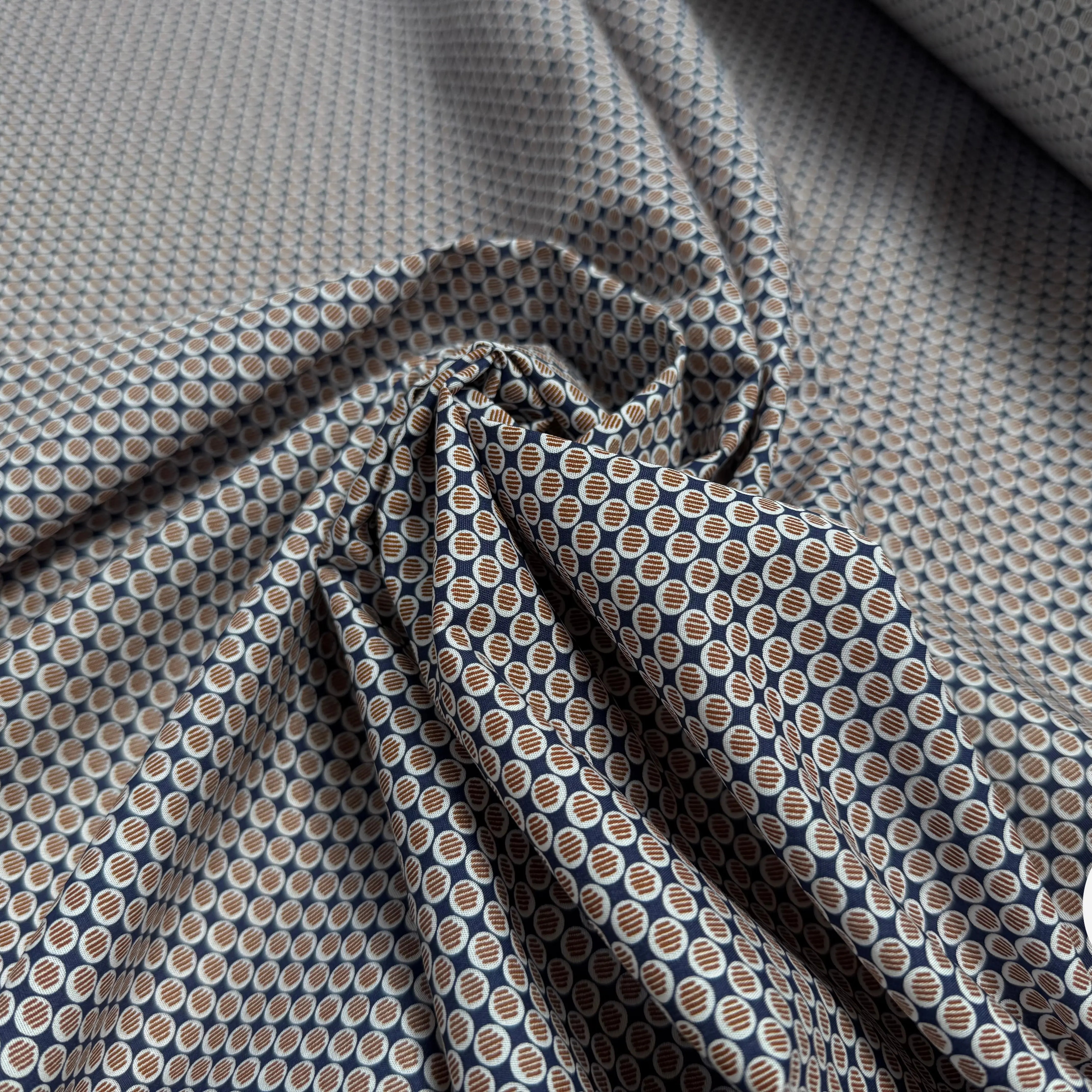 POPELINE DE COTON BELLE TENUE MOTIFS CIRCULAIRE GEOMÉTRIQUE FOND BLEU - My Little Coupon