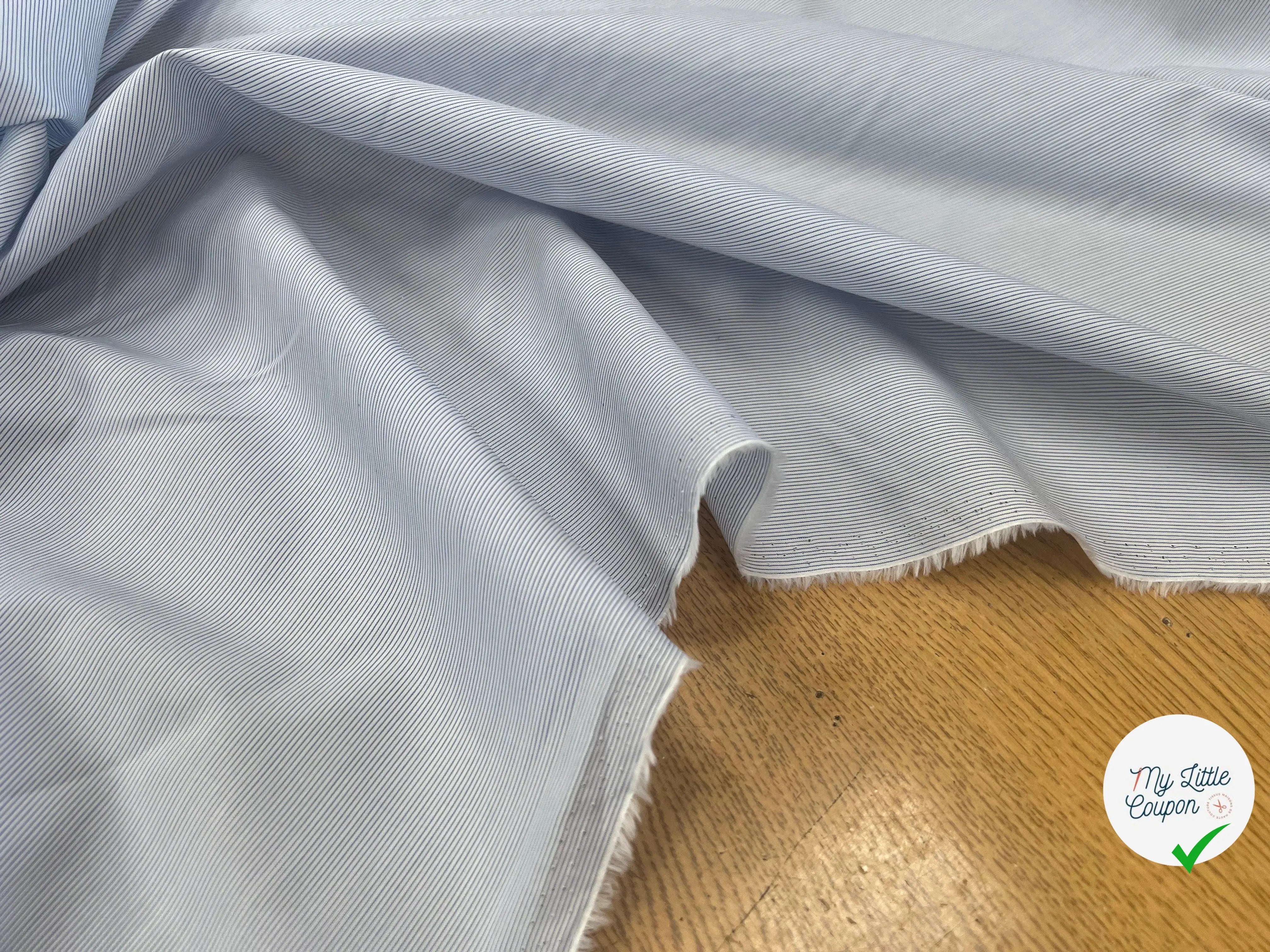 POPELINE DE COTON BLANC A FINES RAYURES BLEU CIEL - My Little Coupon