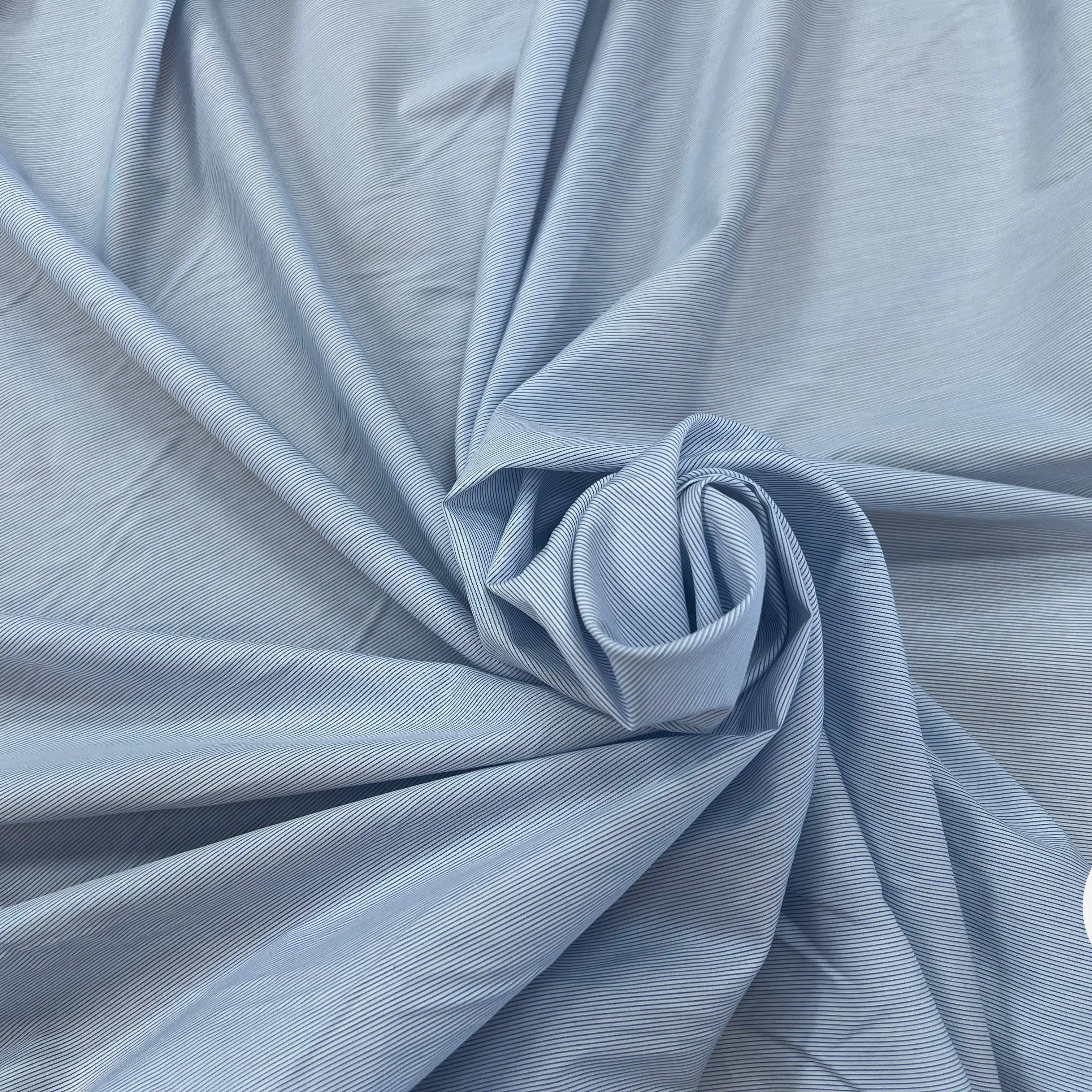 POPELINE DE COTON BLANC A FINES RAYURES BLEU CIEL - My Little Coupon