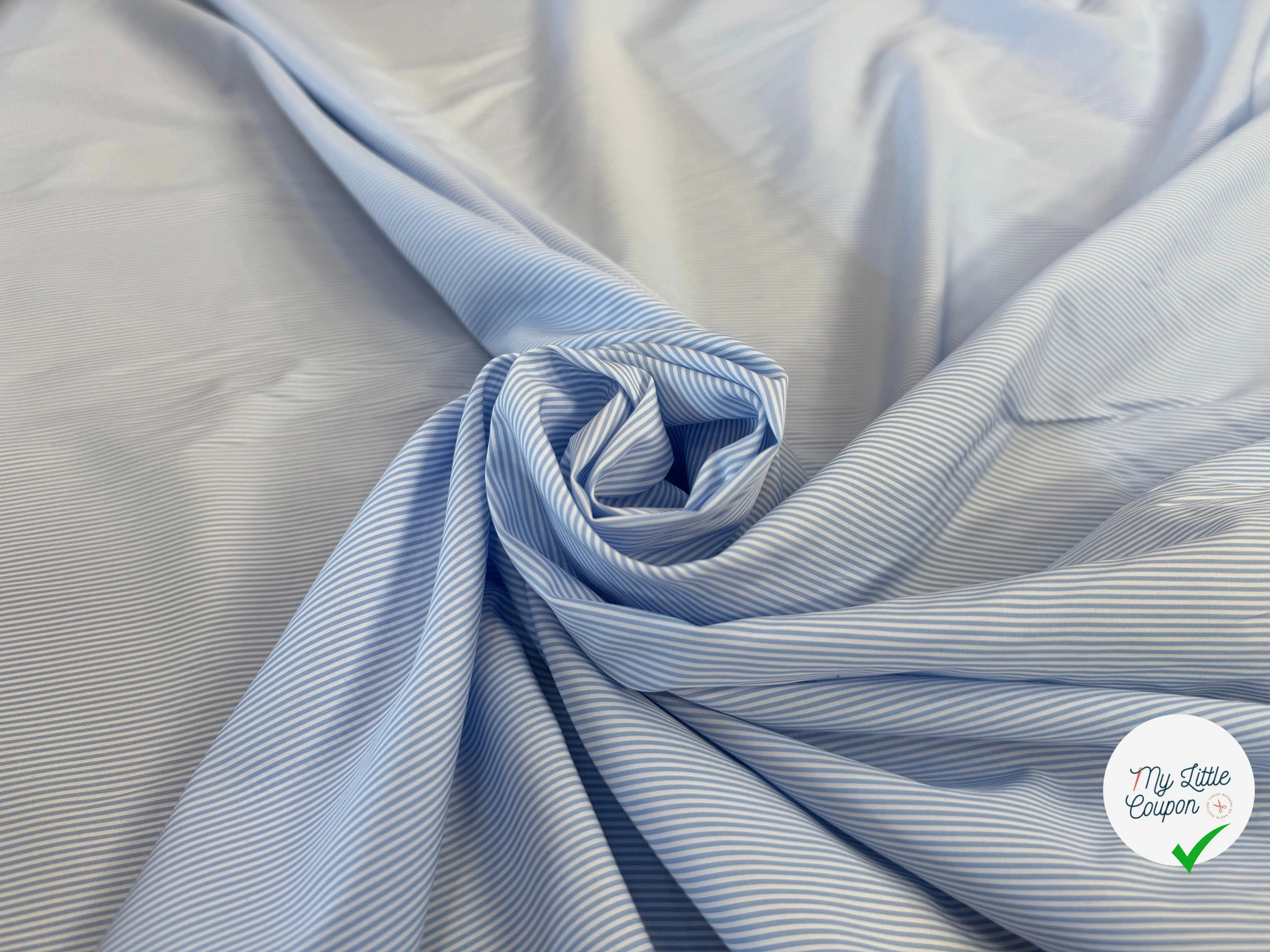 POPELINE DE COTON BLANCHE A RAYURES BLEU CIEL - My Little Coupon