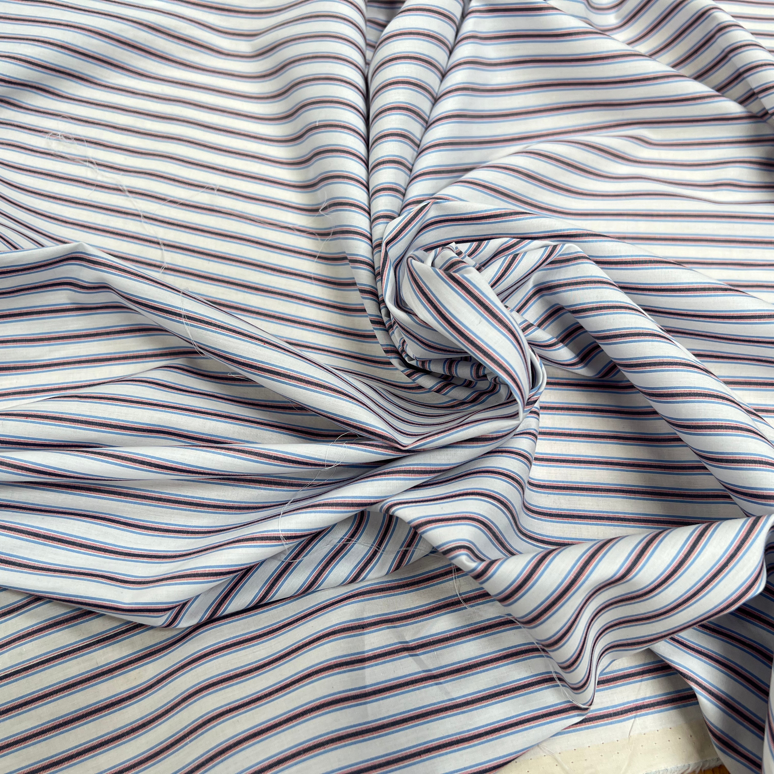 POPELINE DE COTON BLANCHE À RAYURES NOIR, BLEU ET ROUGE - My Little Coupon