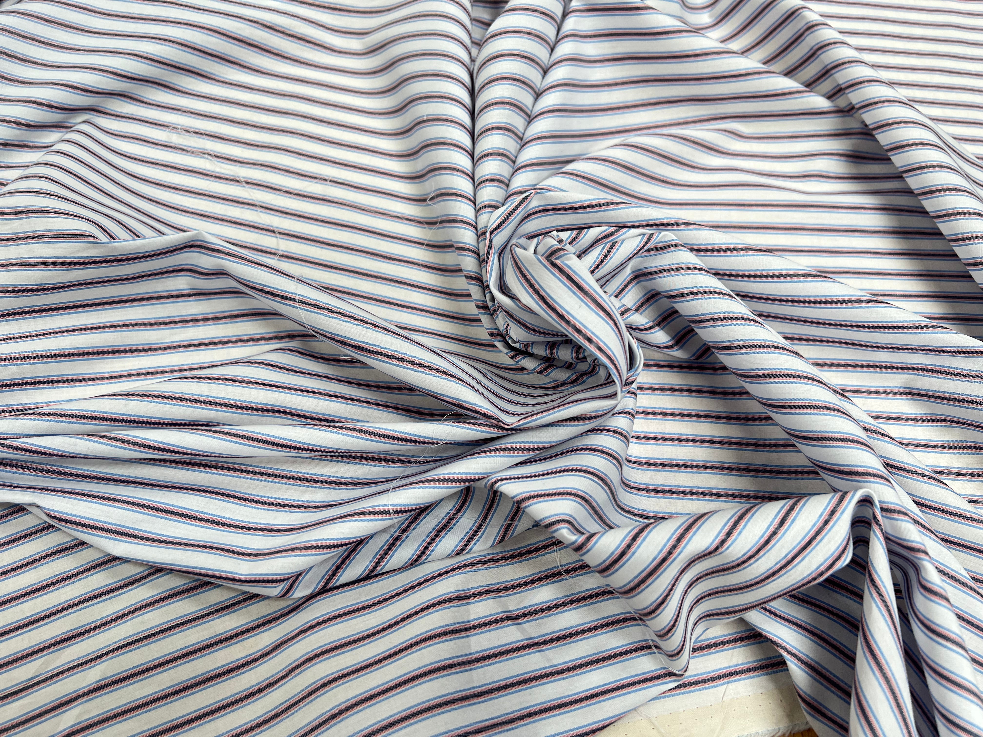 POPELINE DE COTON BLANCHE À RAYURES NOIR, BLEU ET ROUGE - My Little Coupon