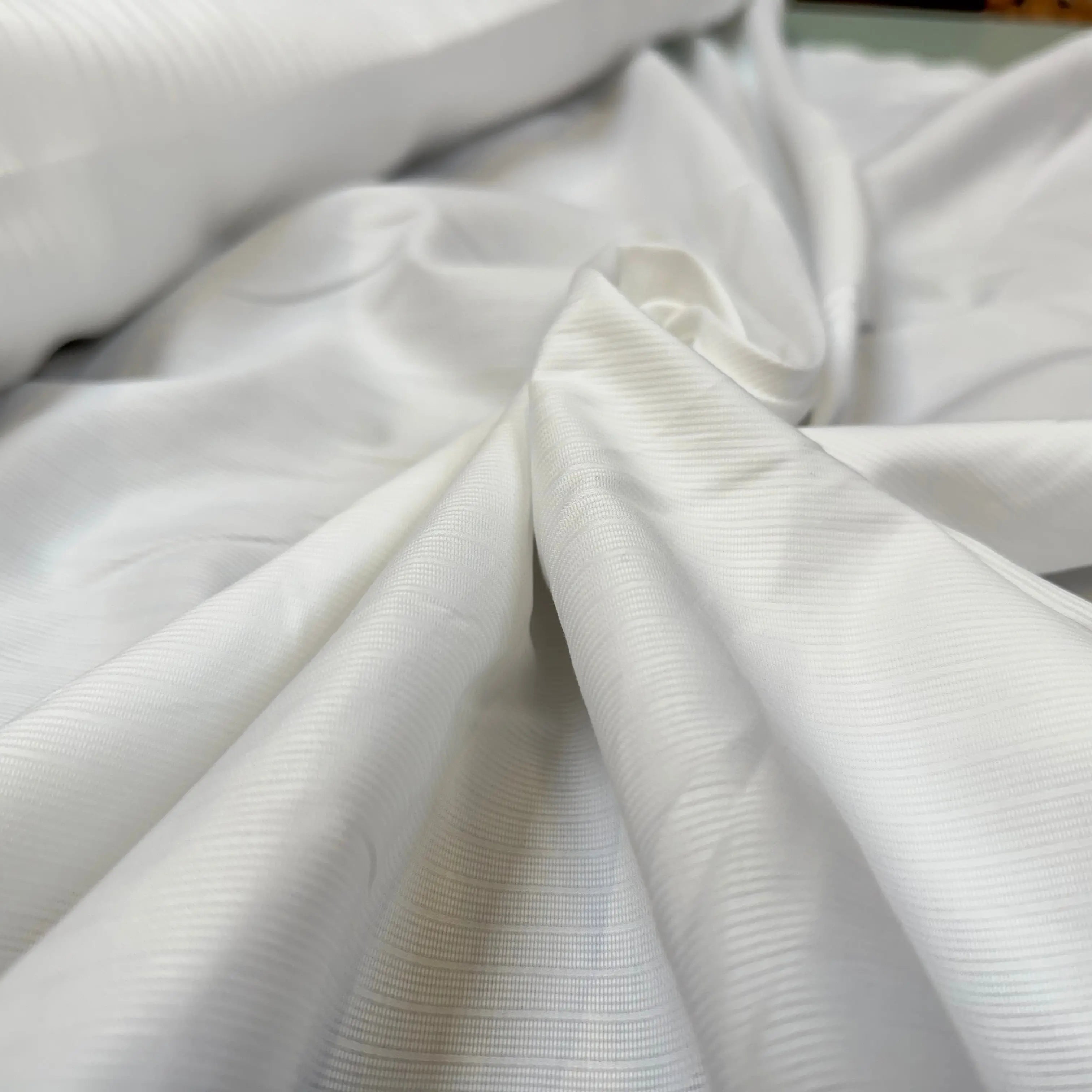 POPELINE DE COTON BLANCHES RAYURES IRRÉGULIÈRES EFFET SATINÉ - My Little Coupon