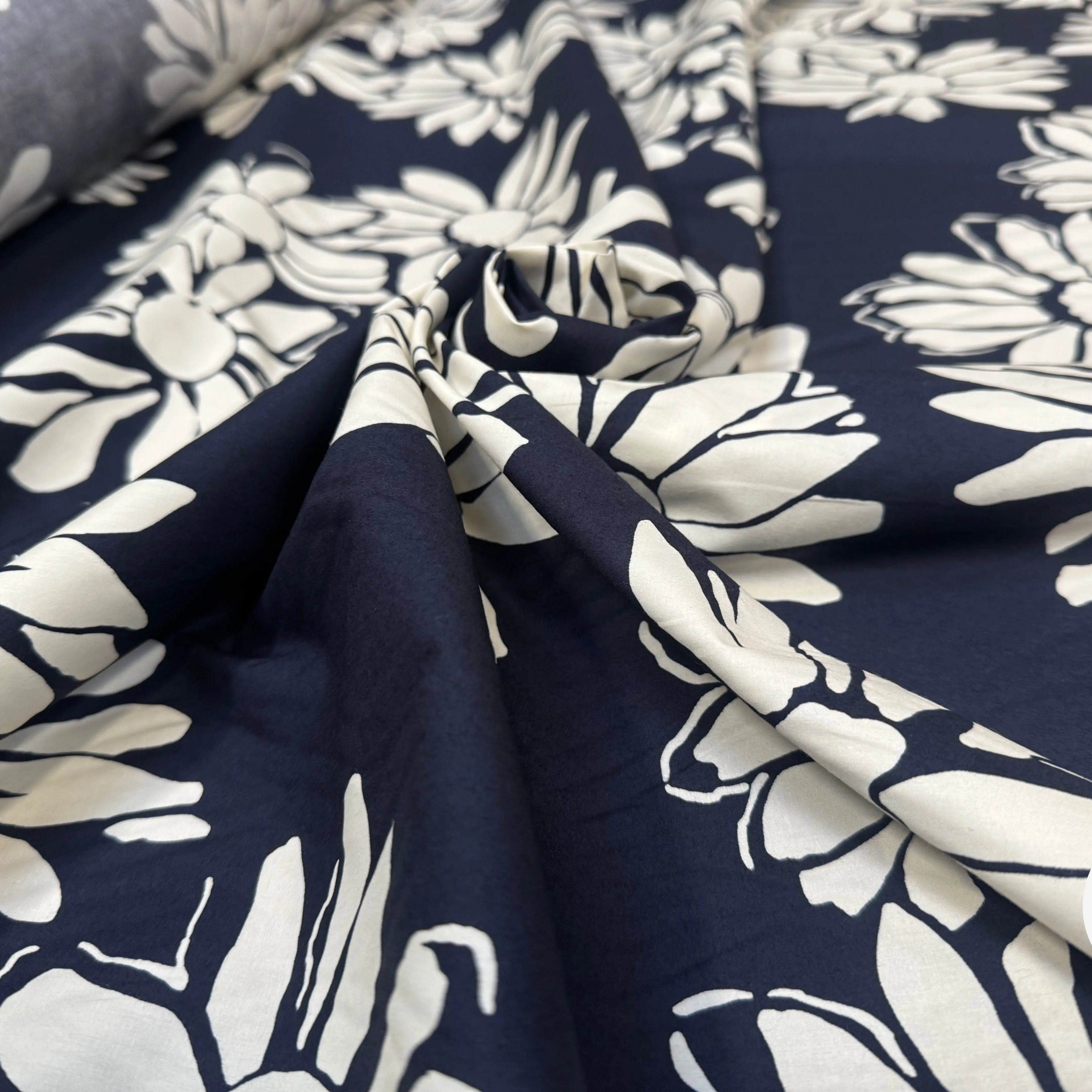POPELINE DE COTON BLEU MARINE IMPRIMÉE TOURNESOL BLANC - My Little Coupon