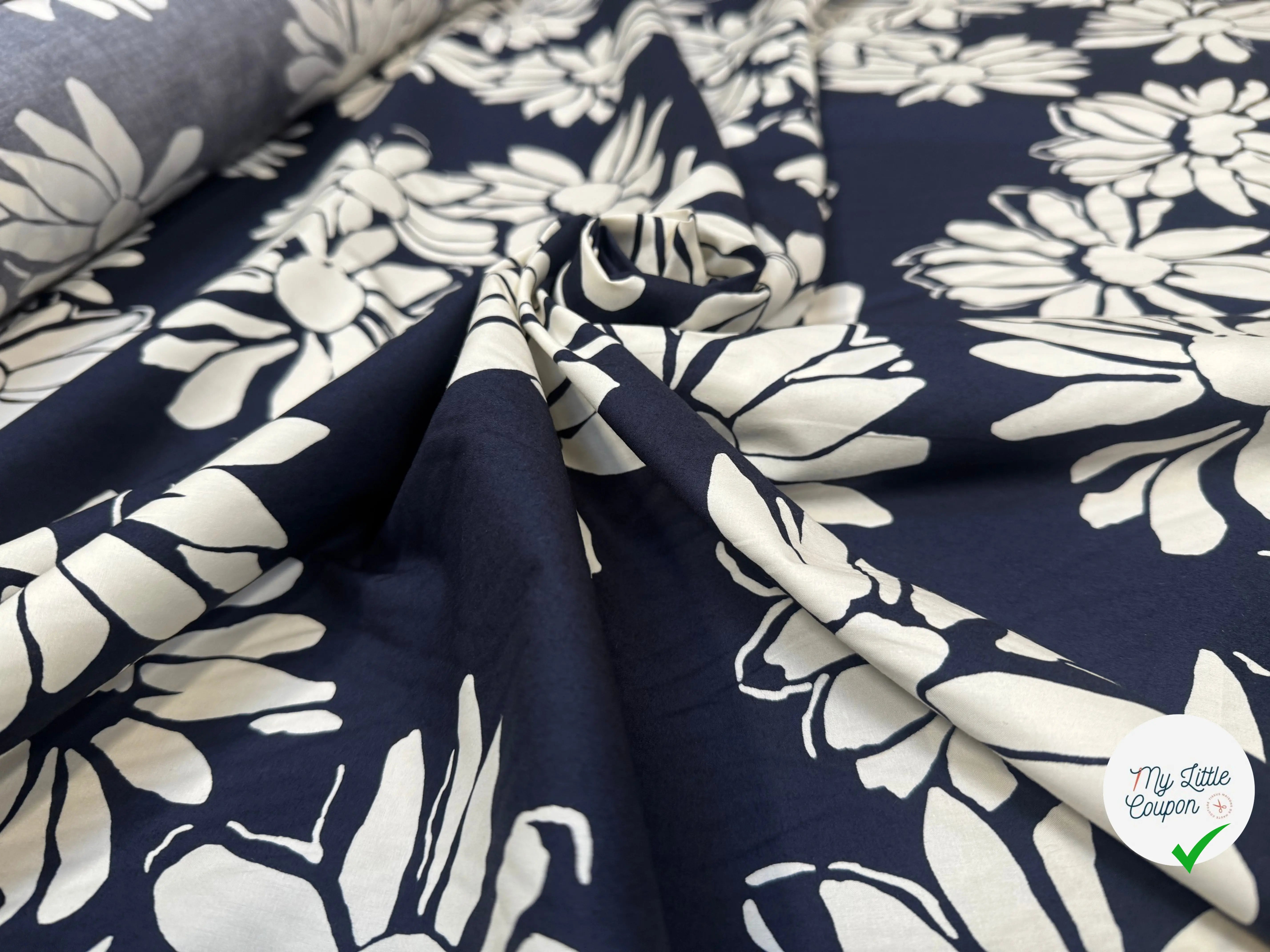 POPELINE DE COTON BLEU MARINE IMPRIMÉE TOURNESOL BLANC - My Little Coupon