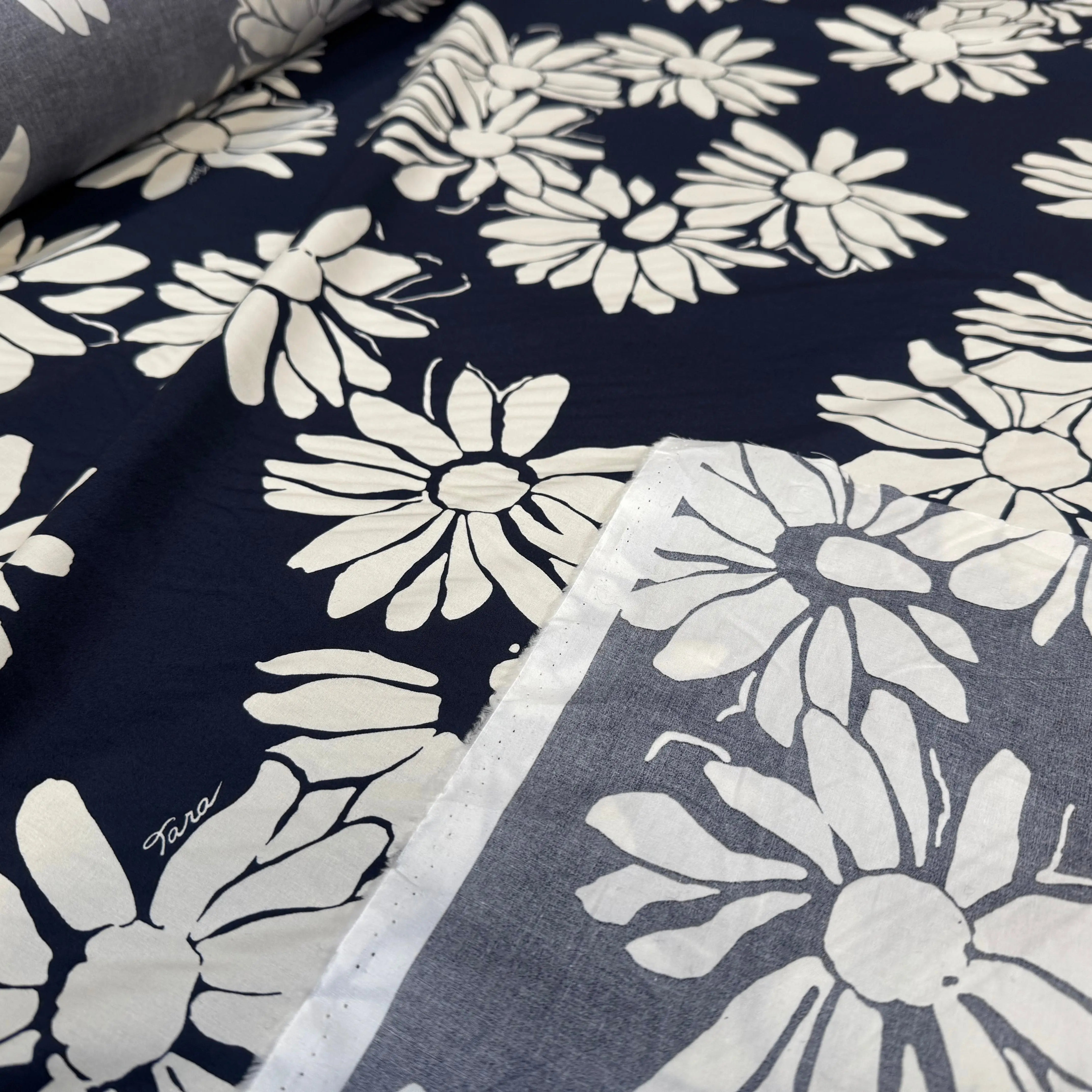 POPELINE DE COTON BLEU MARINE IMPRIMÉE TOURNESOL BLANC - My Little Coupon