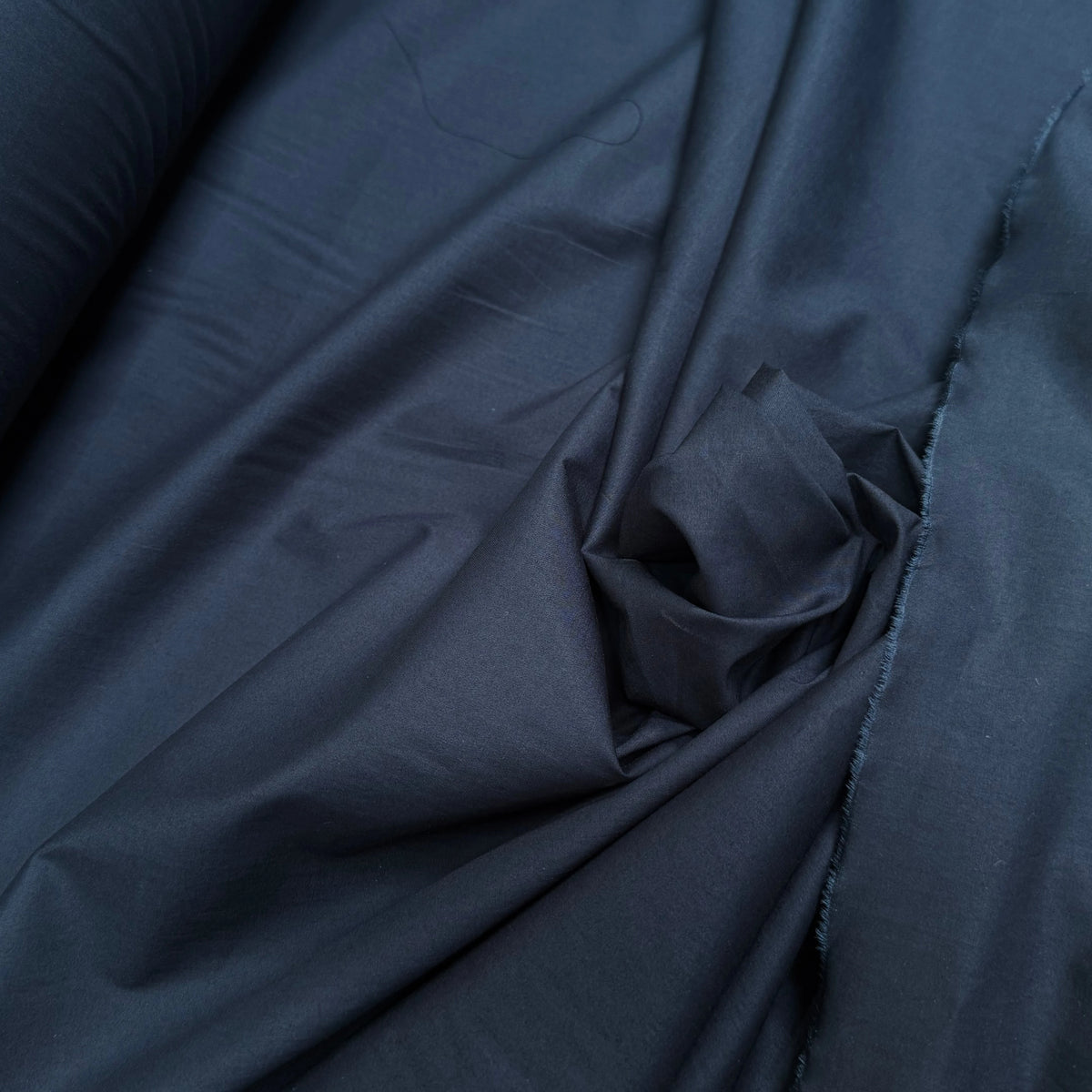 Tissu popeline de coton stretch bleu nuit - tombé du tissu