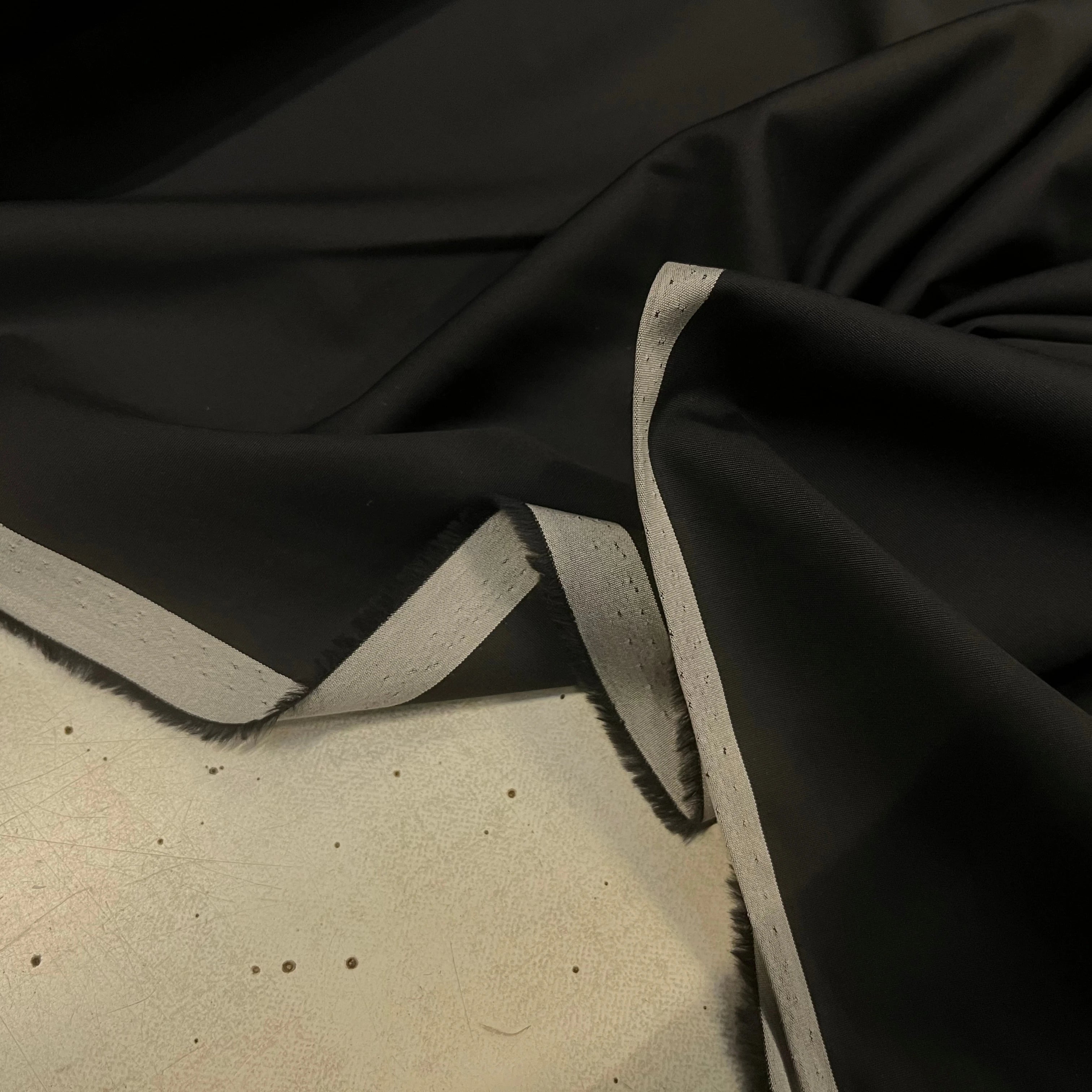 POPELINE DE COTON FINE NOIR MAGNIFIQUE RAYURE BLANCHE SUR LES LISIÈRES - My Little Coupon