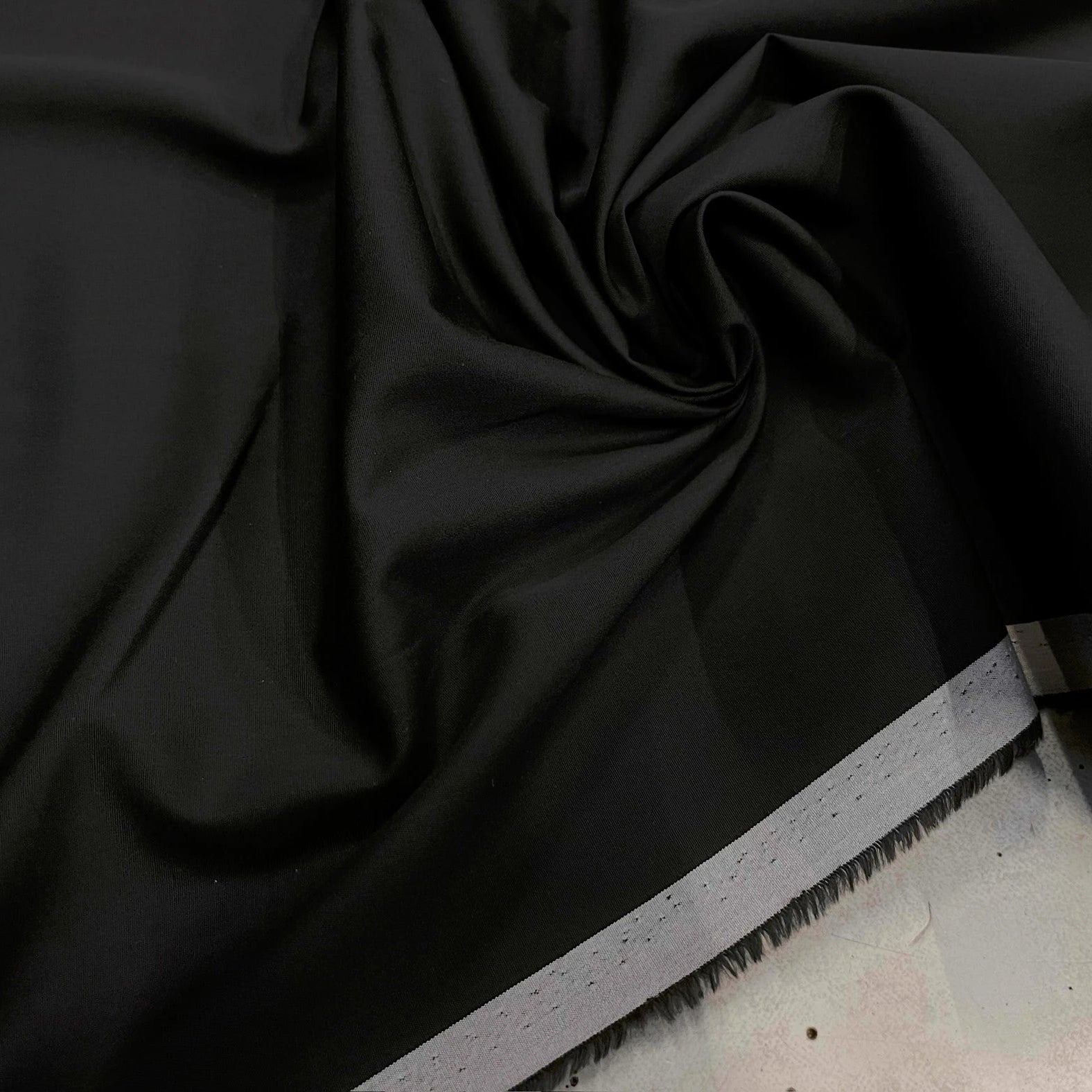 POPELINE DE COTON FINE NOIR MAGNIFIQUE RAYURE BLANCHE SUR LES LISIÈRES - My Little Coupon