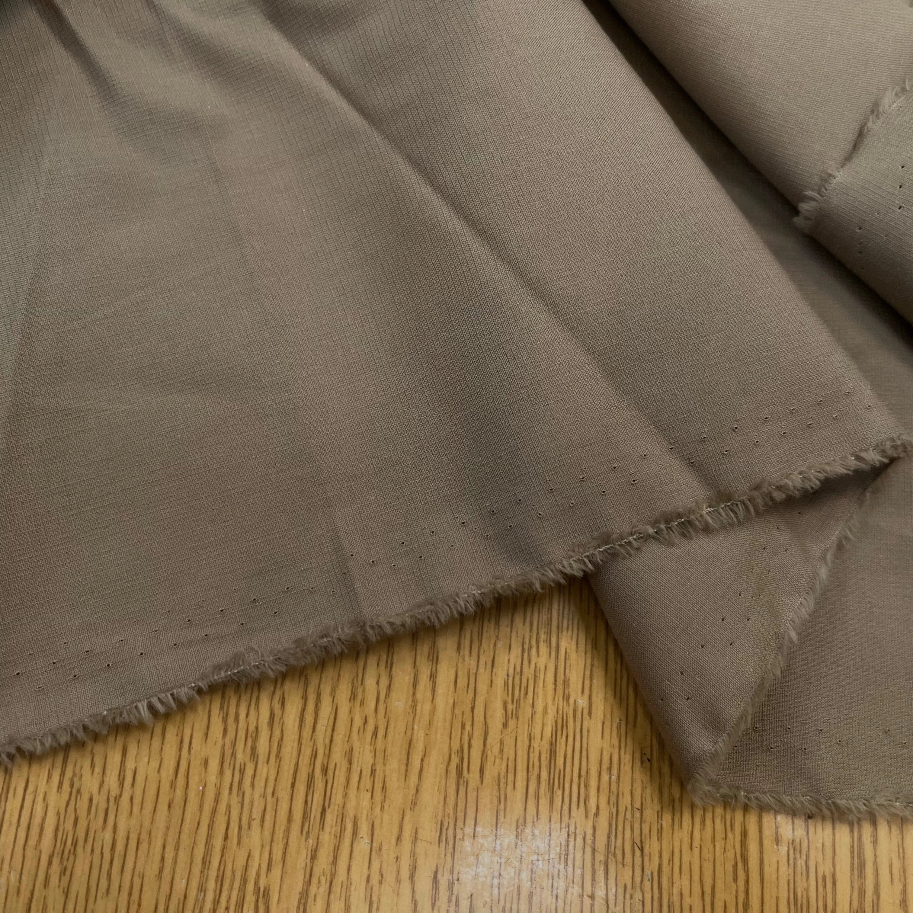 POPELINE DE COTON FINEMENT RAYÉE SABLE FONCÉ 154CM - My Little Coupon