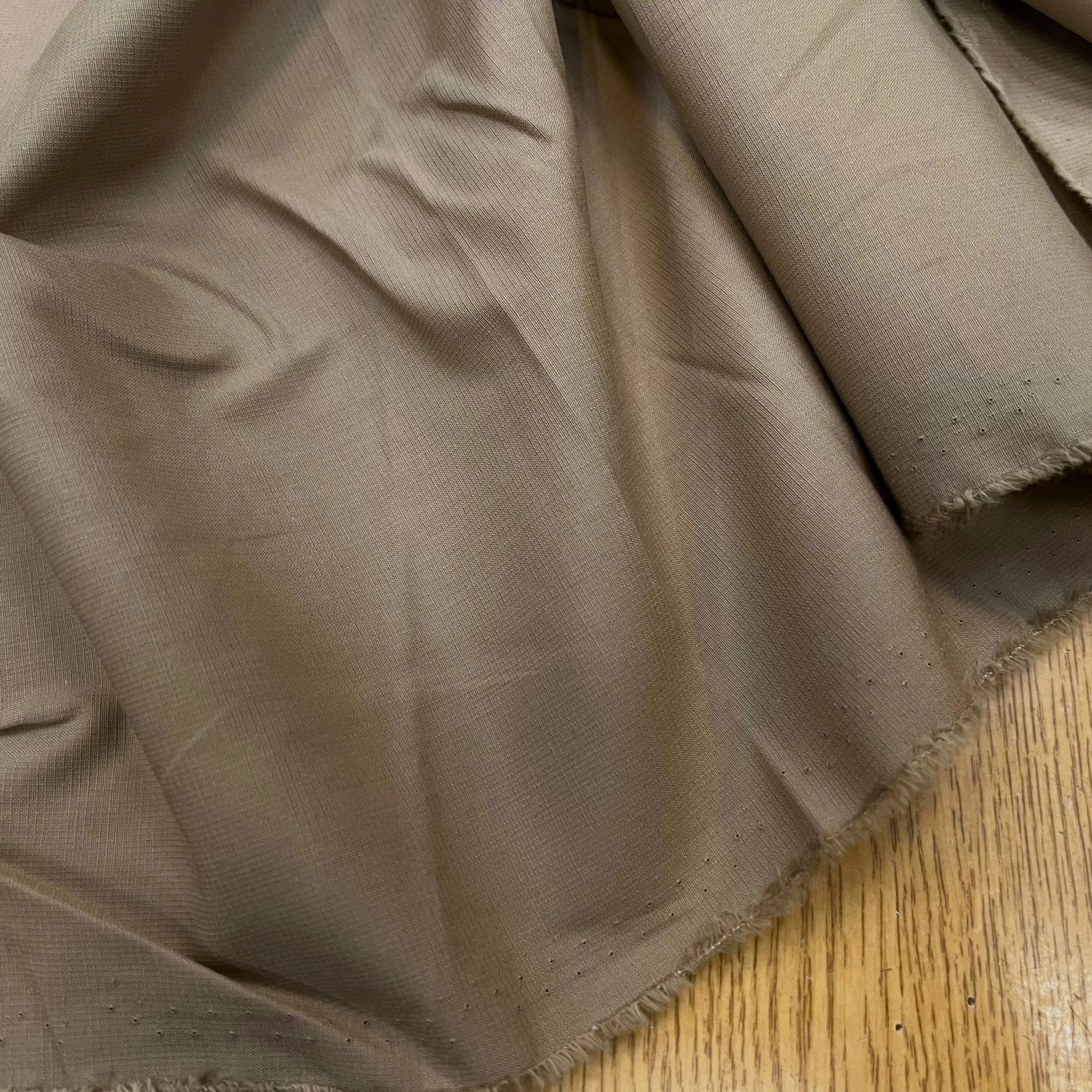 POPELINE DE COTON FINEMENT RAYÉE SABLE FONCÉ 154CM - My Little Coupon