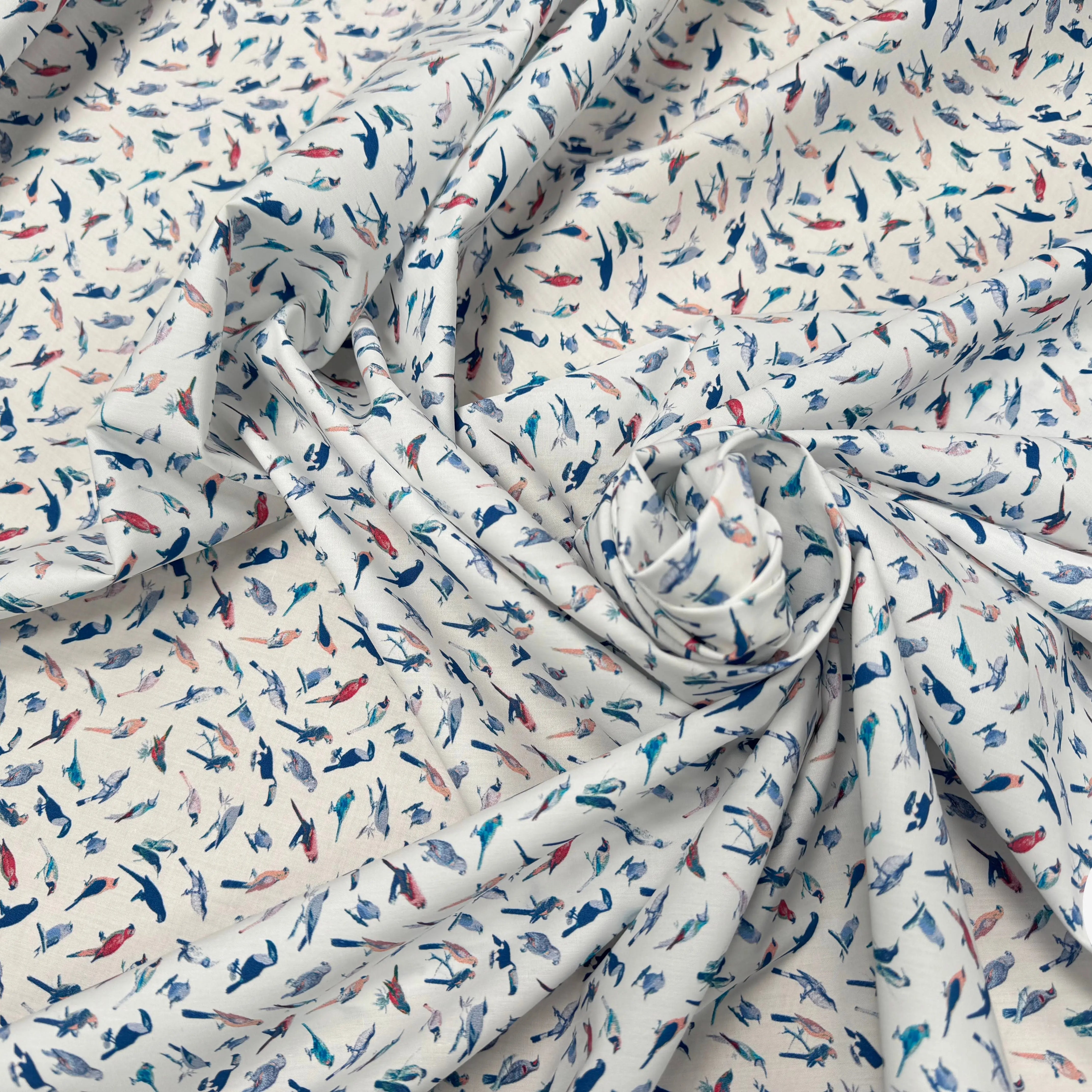 POPELINE DE COTON FOND BLANC MOTIF PERROQUETS - My Little Coupon