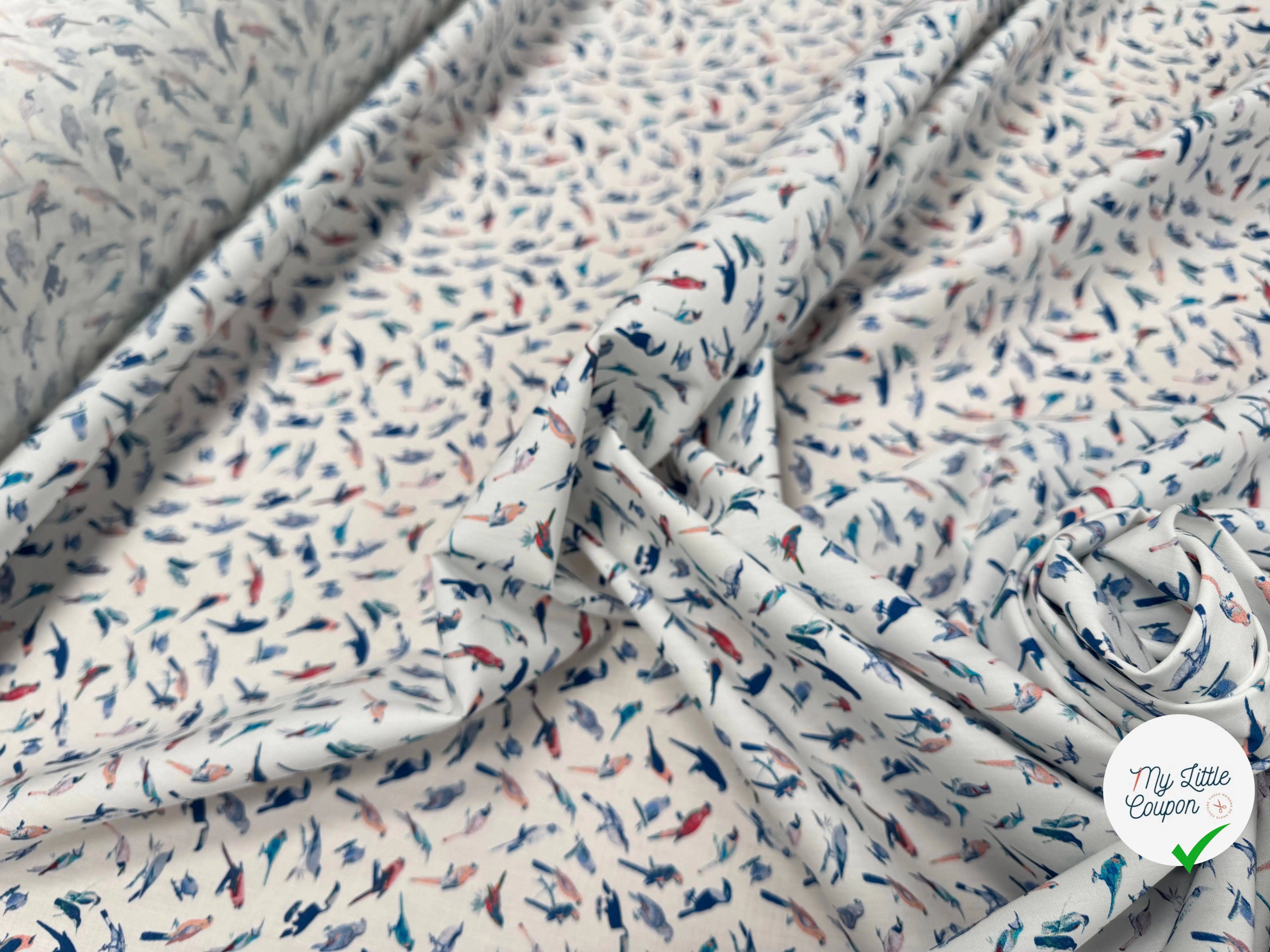 POPELINE DE COTON FOND BLANC MOTIF PERROQUETS - My Little Coupon