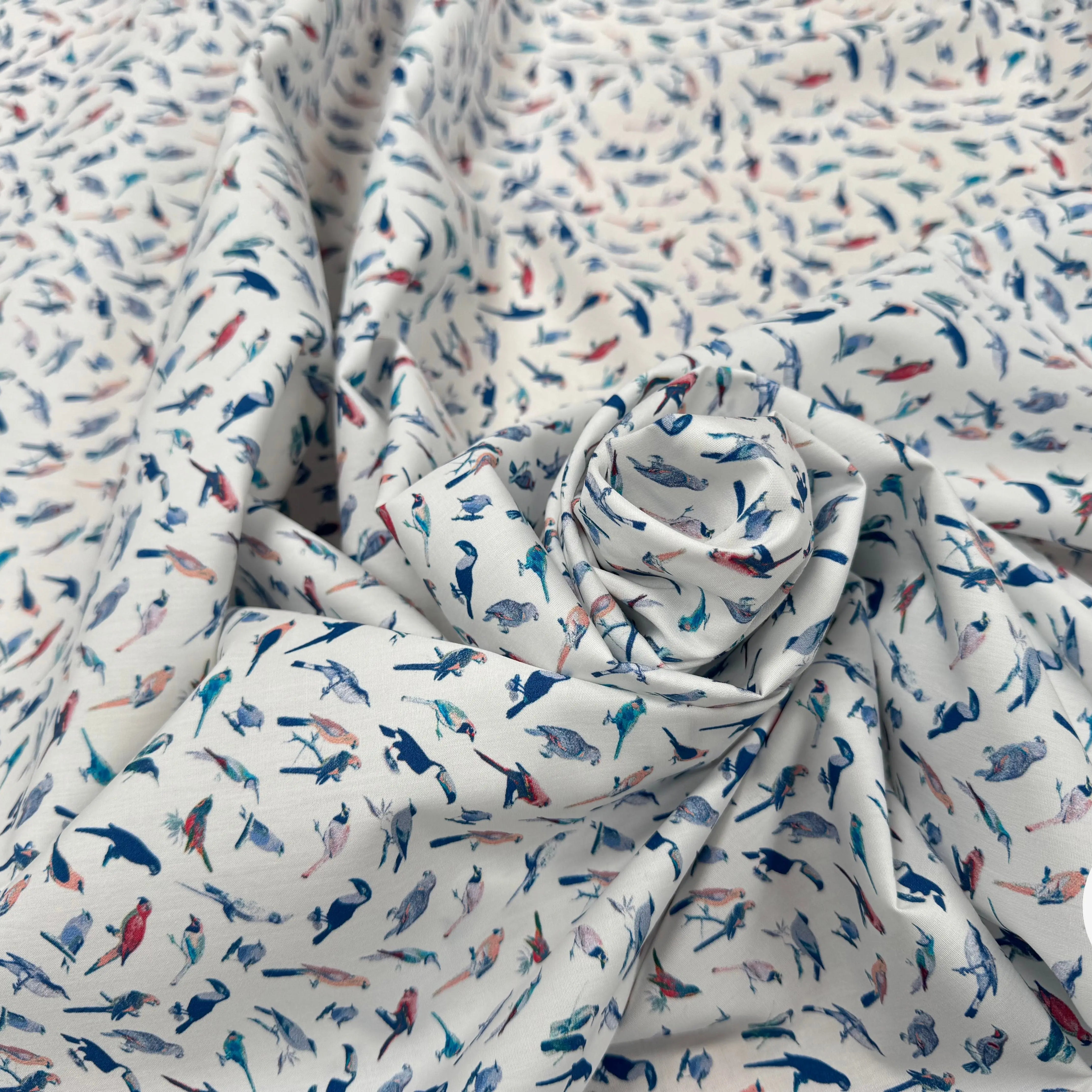 POPELINE DE COTON FOND BLANC MOTIF PERROQUETS - My Little Coupon