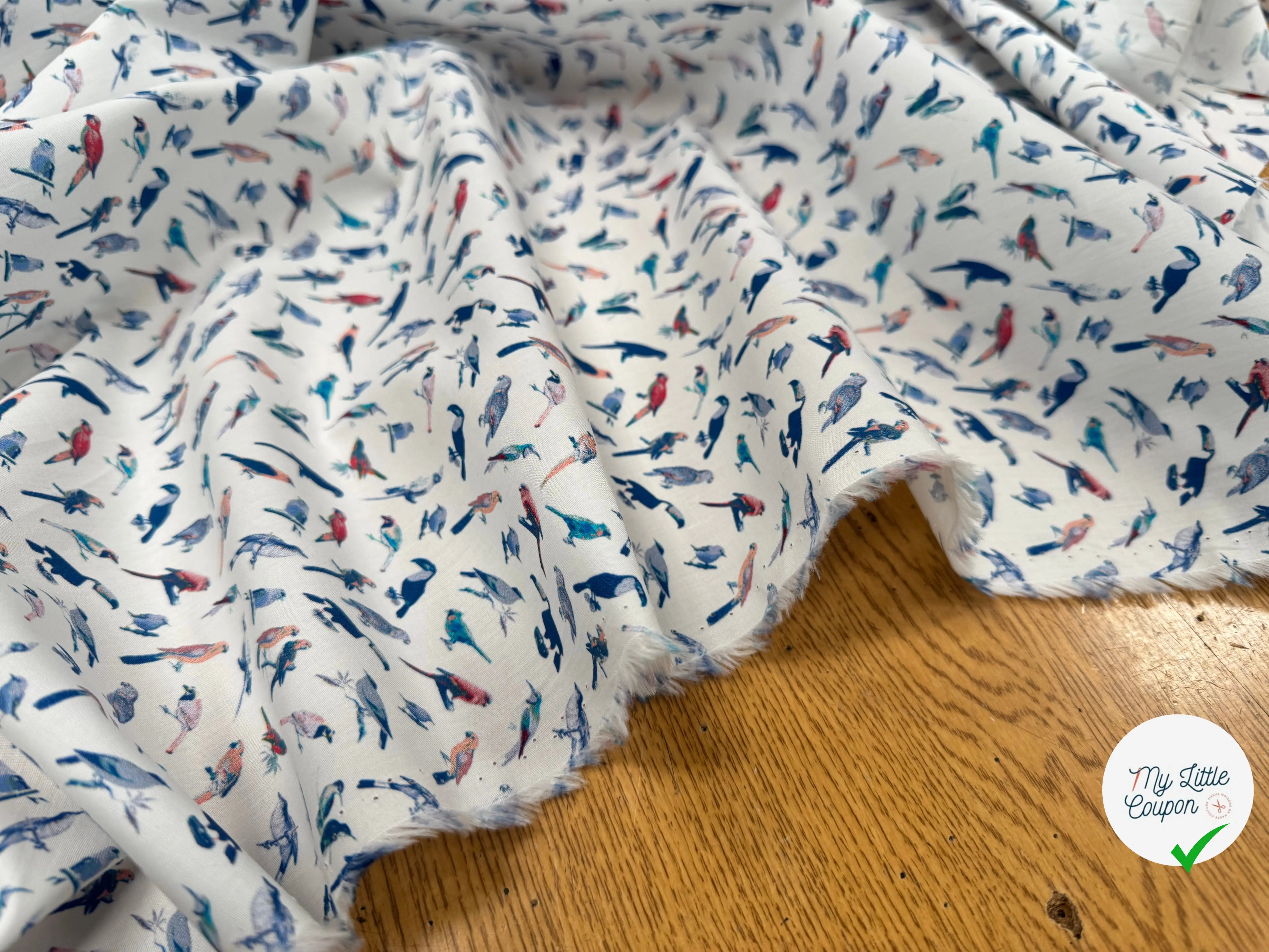 POPELINE DE COTON FOND BLANC MOTIF PERROQUETS - My Little Coupon