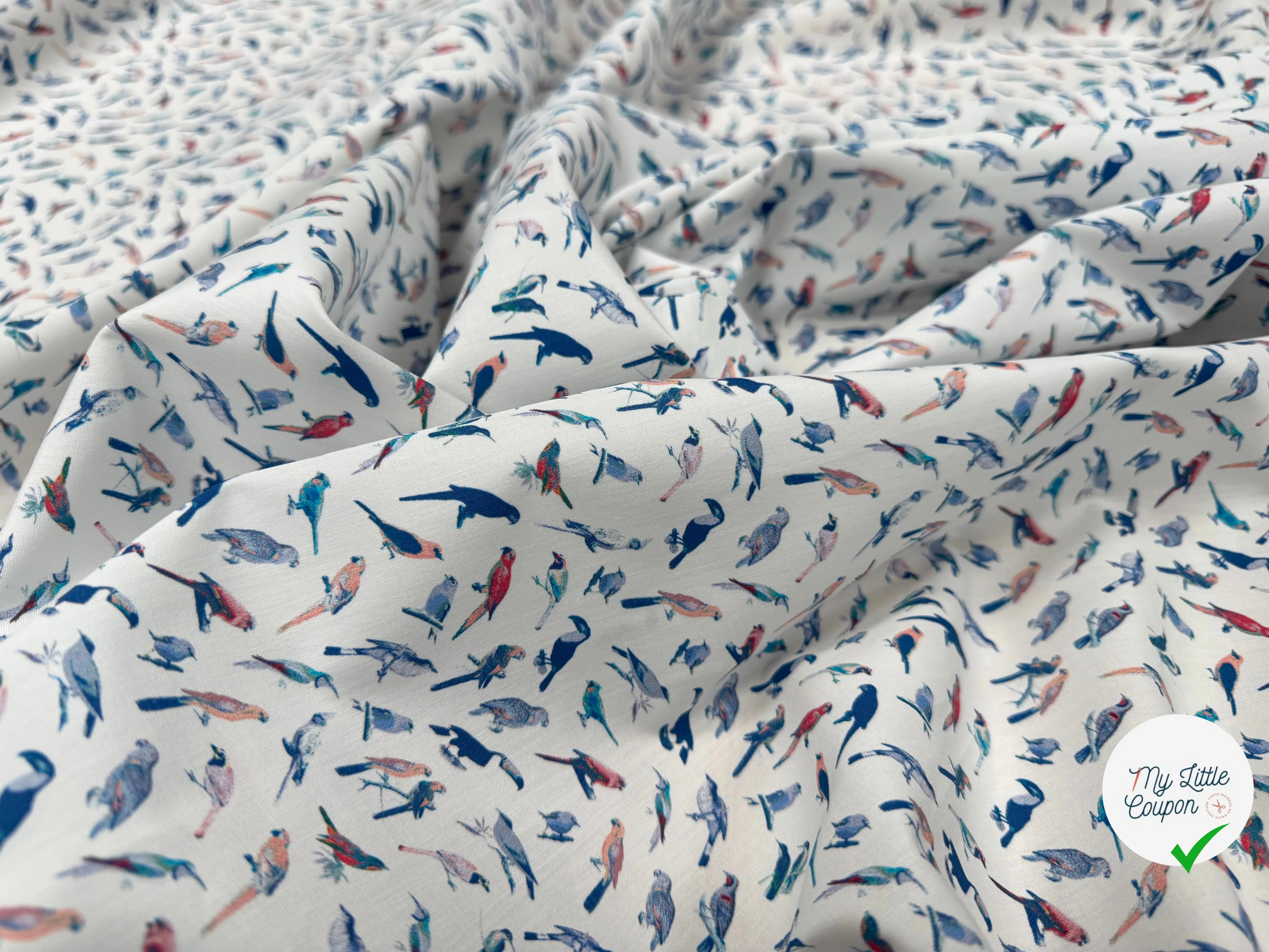 POPELINE DE COTON FOND BLANC MOTIF PERROQUETS - My Little Coupon