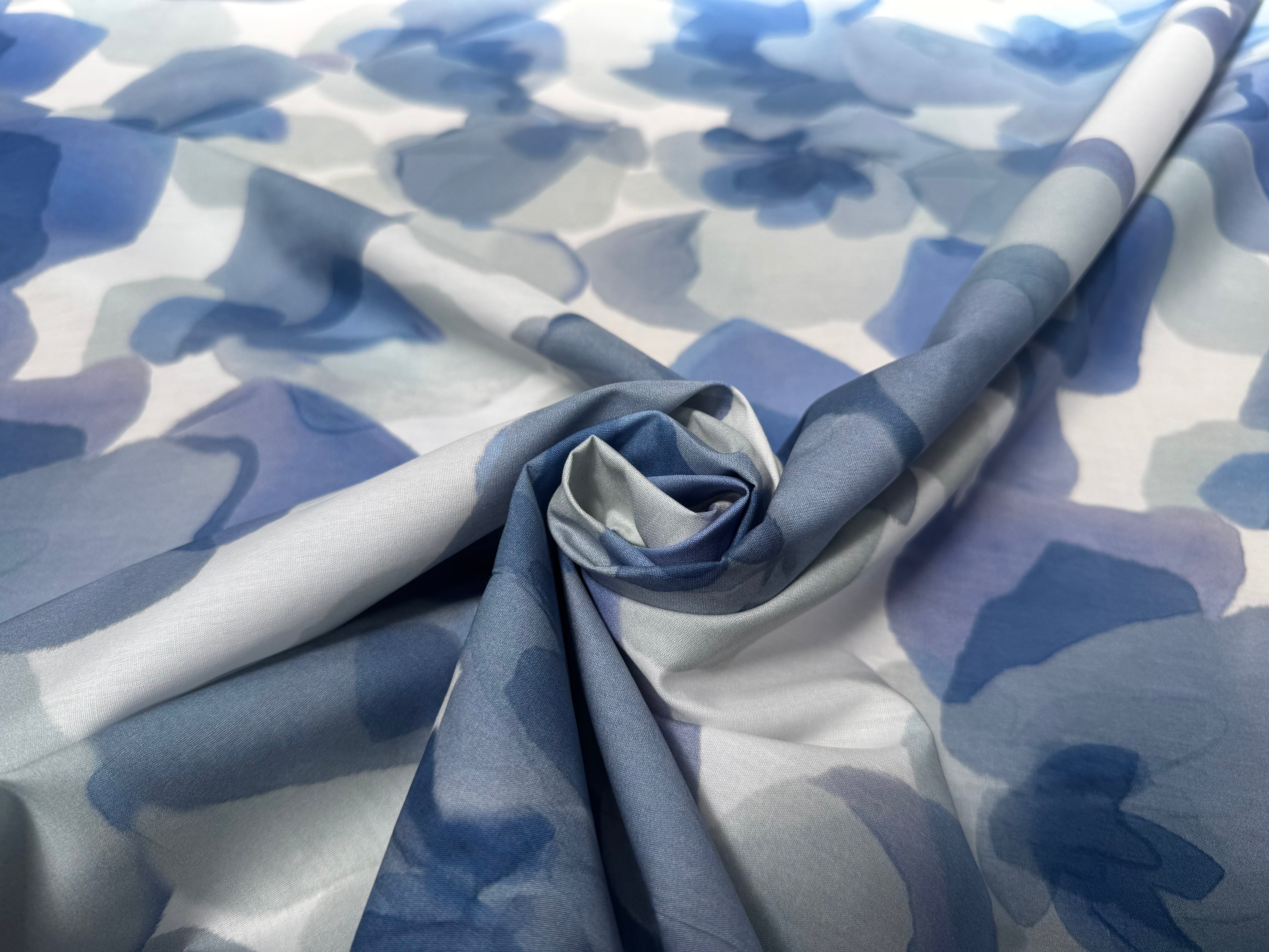 POPELINE DE COTON FOND BLANC MOTIFS ABSTRAIT BLEU - My Little Coupon