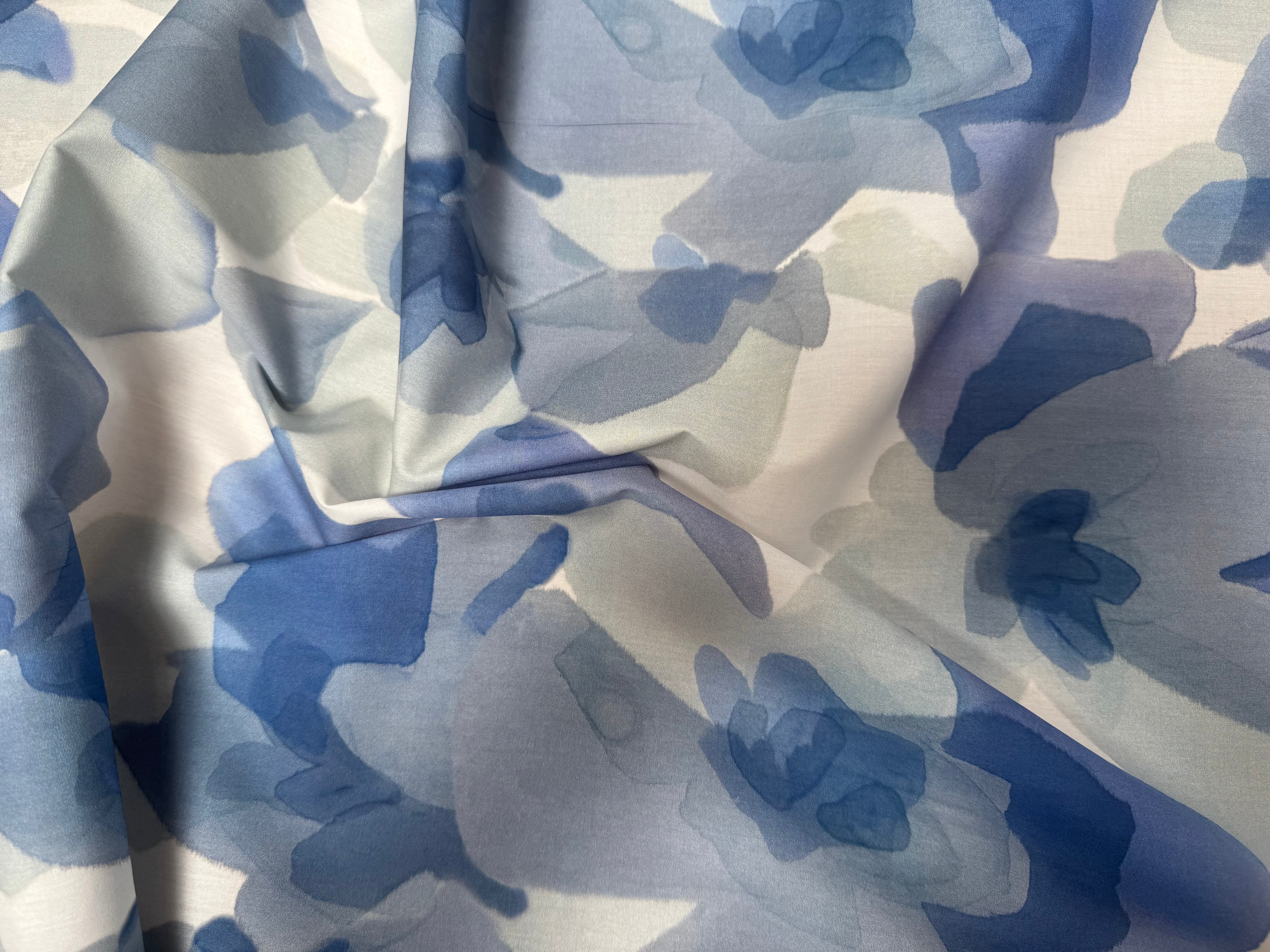 POPELINE DE COTON FOND BLANC MOTIFS ABSTRAIT BLEU - My Little Coupon