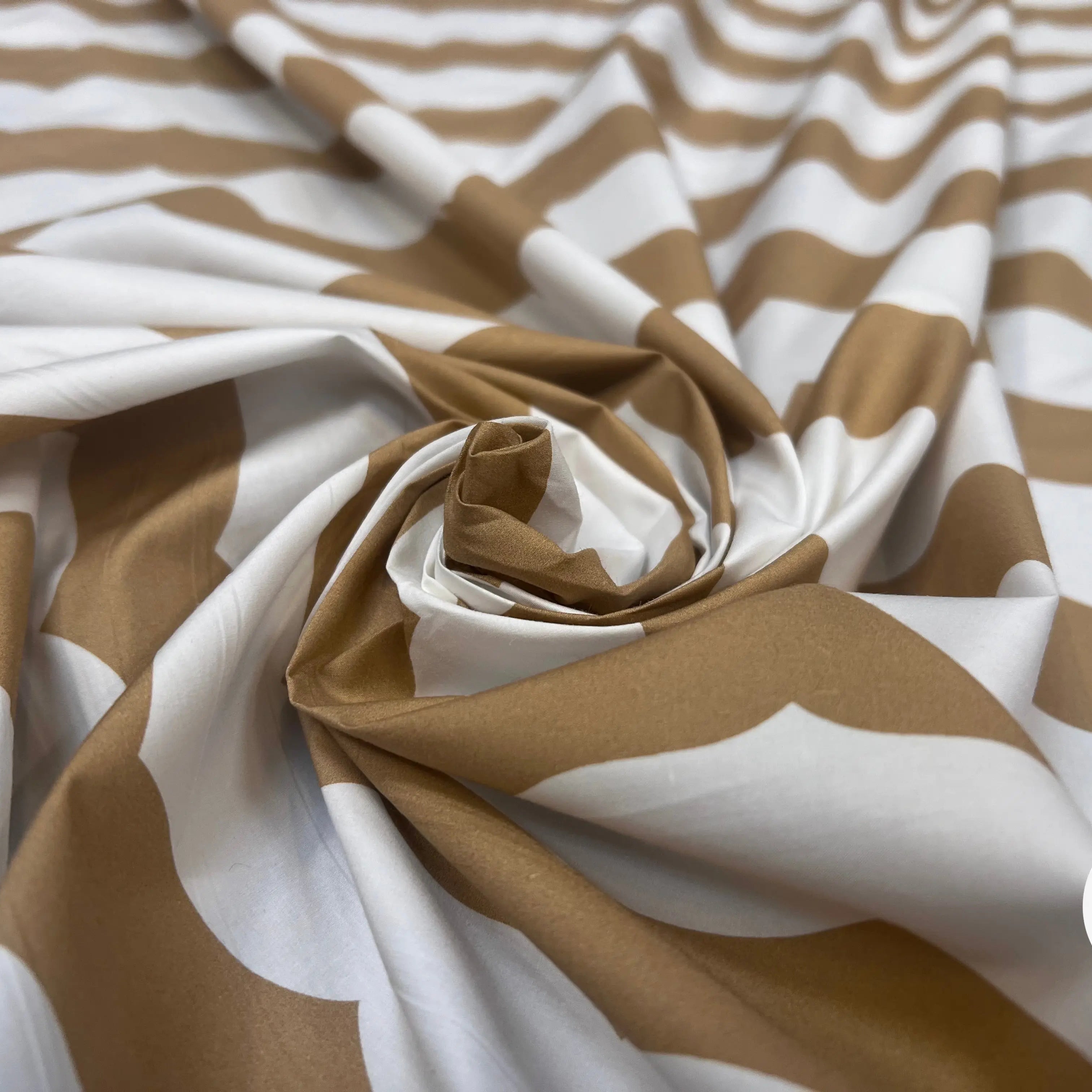 POPELINE DE COTON FOND BLANC MOTIFS HIRONDELLE BEIGE - My Little Coupon