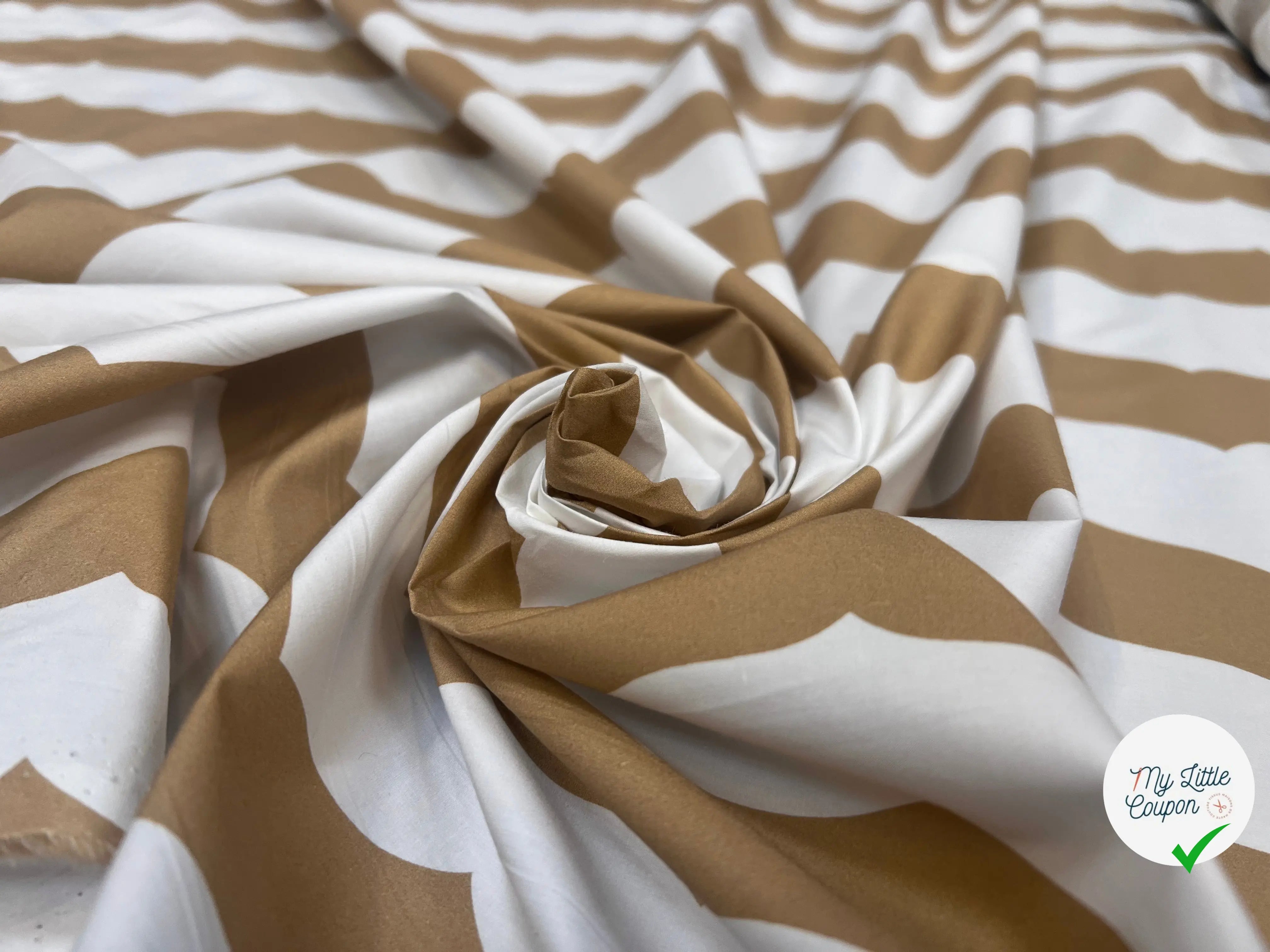 POPELINE DE COTON FOND BLANC MOTIFS HIRONDELLE BEIGE - My Little Coupon