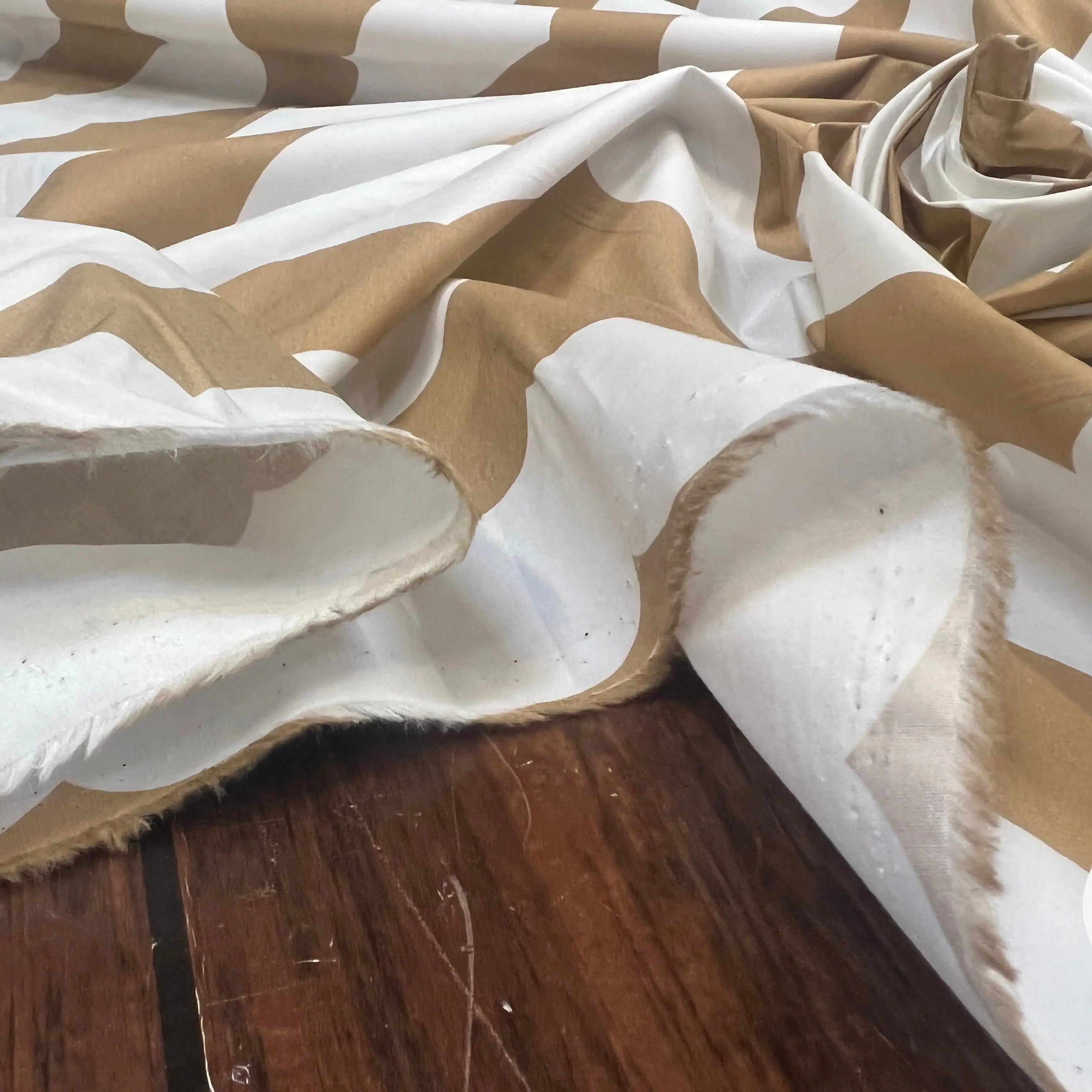 POPELINE DE COTON FOND BLANC MOTIFS HIRONDELLE BEIGE - My Little Coupon