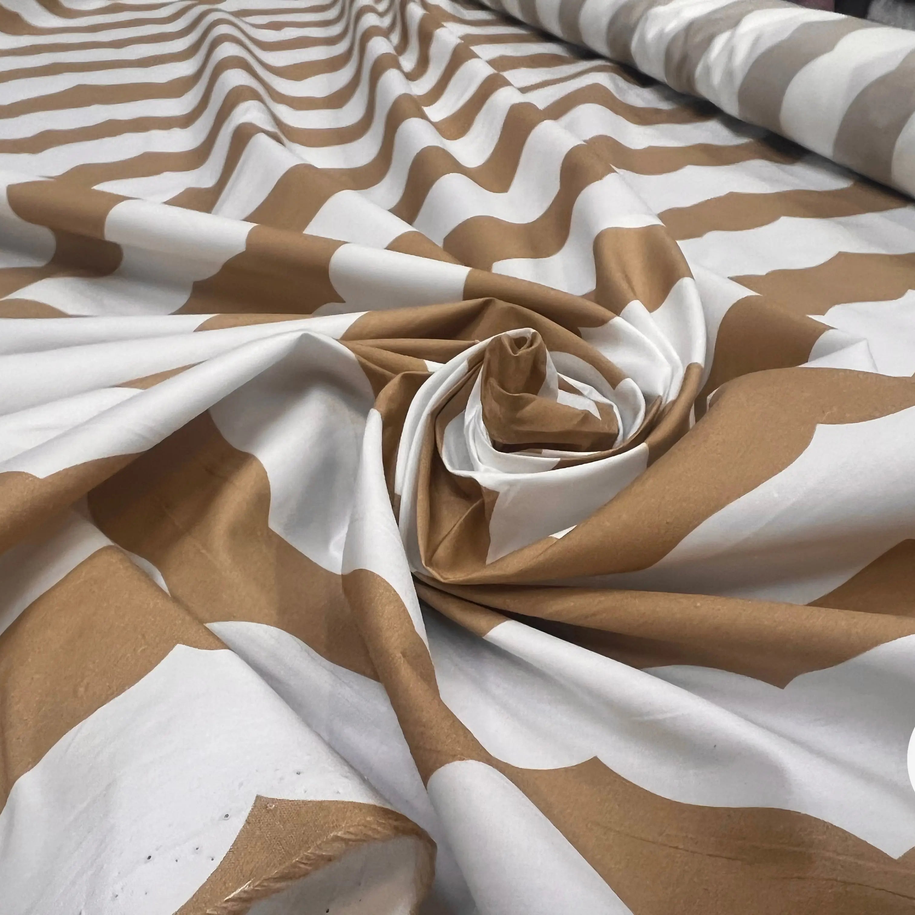 POPELINE DE COTON FOND BLANC MOTIFS HIRONDELLE BEIGE - My Little Coupon