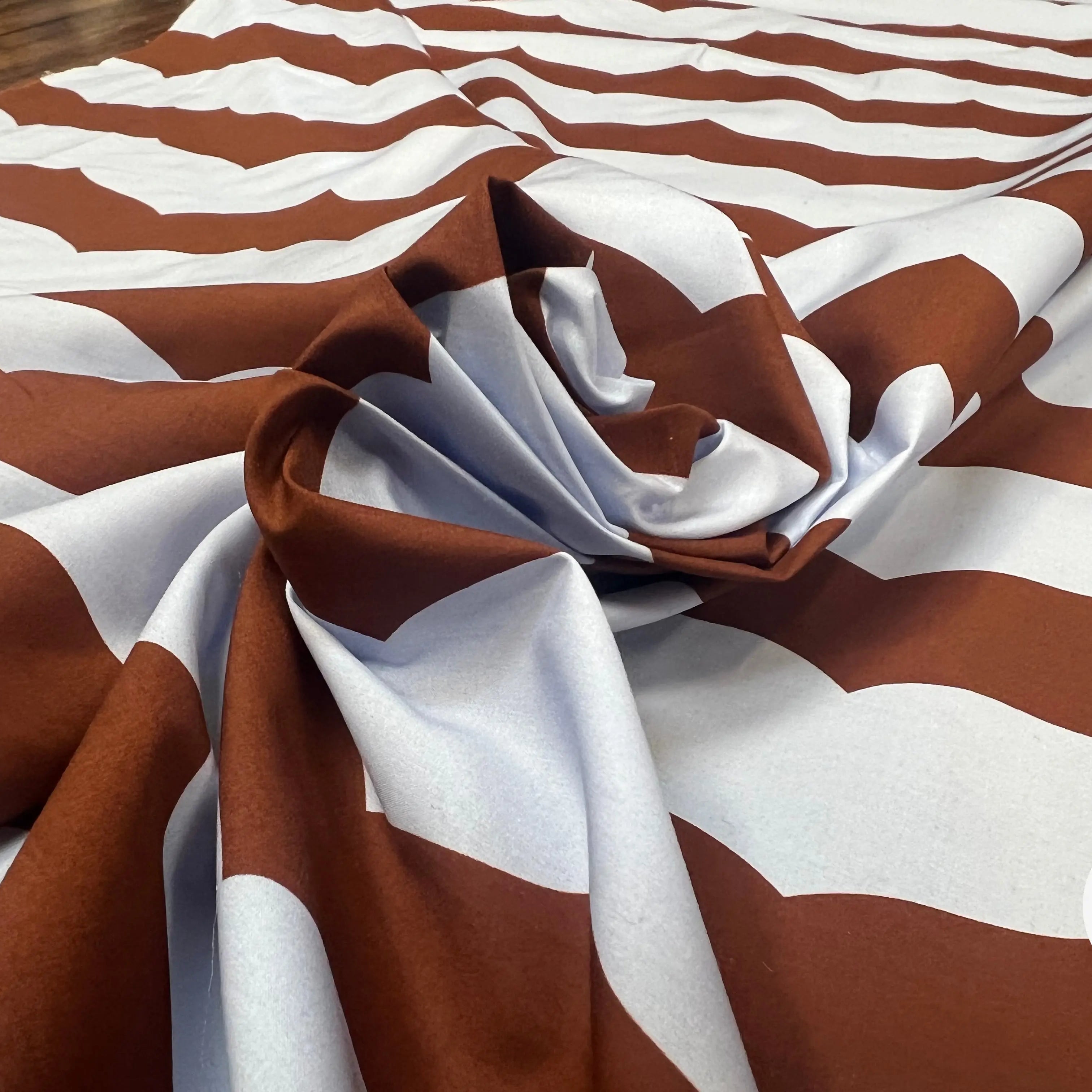 POPELINE DE COTON FOND BLEU CIEL MOTIFS HIRONDELLE MARRONS - My Little Coupon