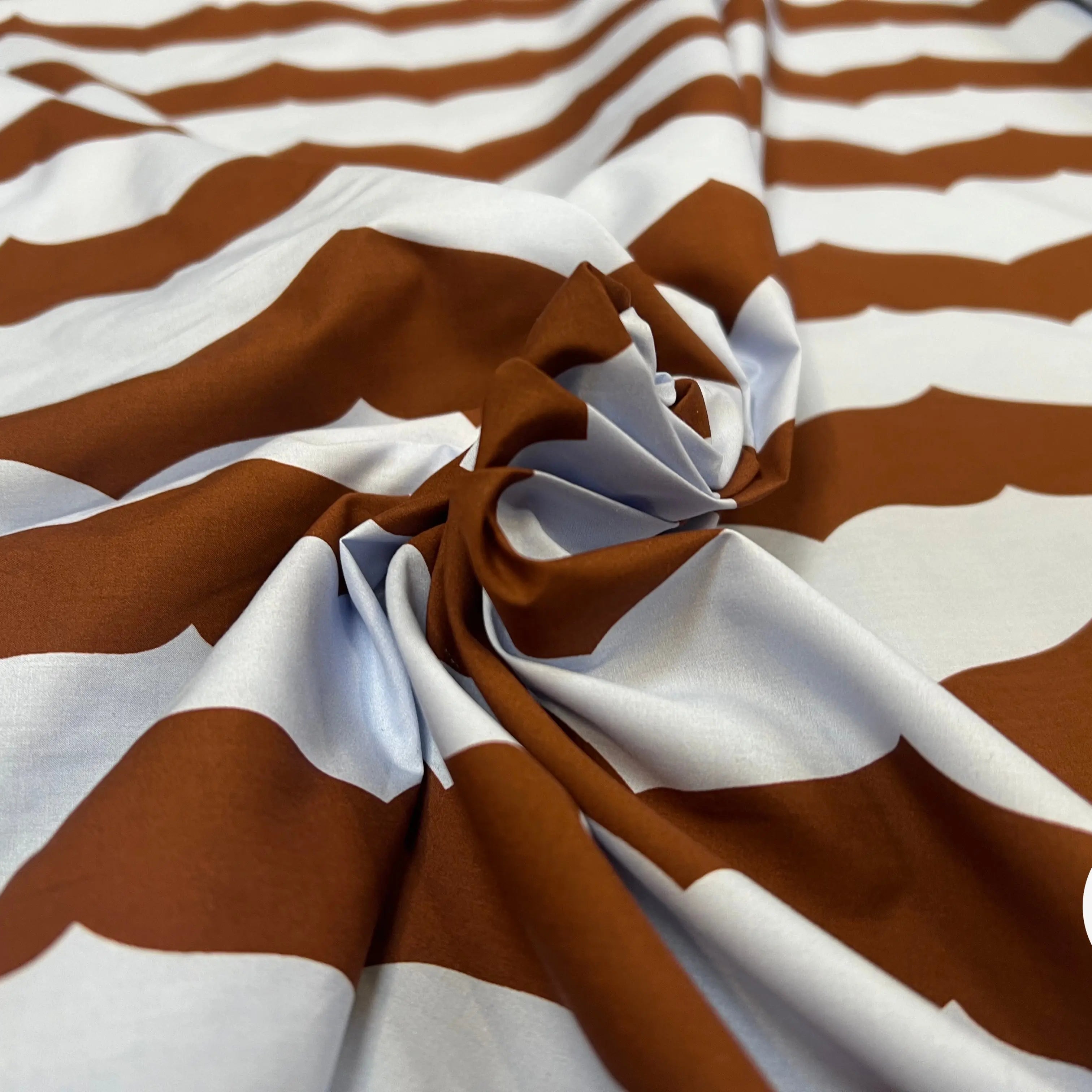 POPELINE DE COTON FOND BLEU CIEL MOTIFS HIRONDELLE MARRONS - My Little Coupon