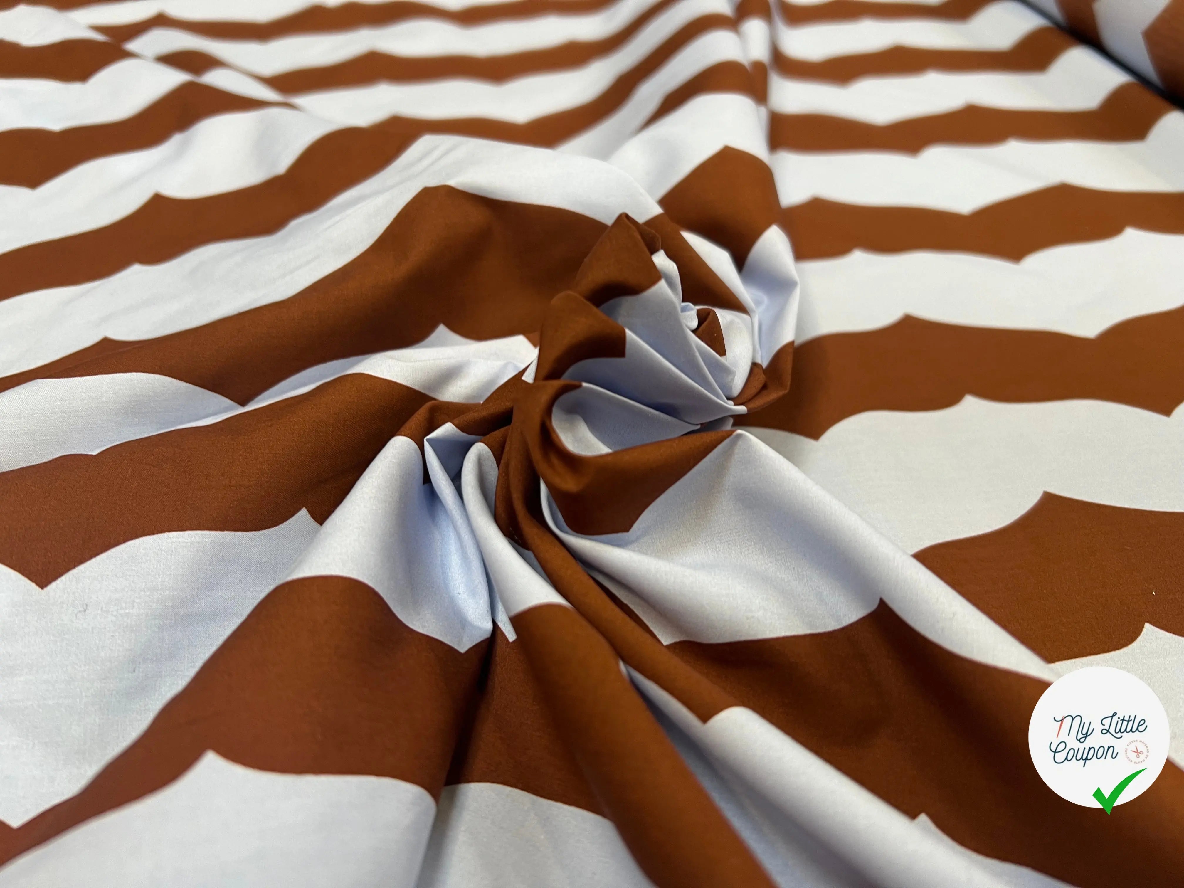 POPELINE DE COTON FOND BLEU CIEL MOTIFS HIRONDELLE MARRONS - My Little Coupon