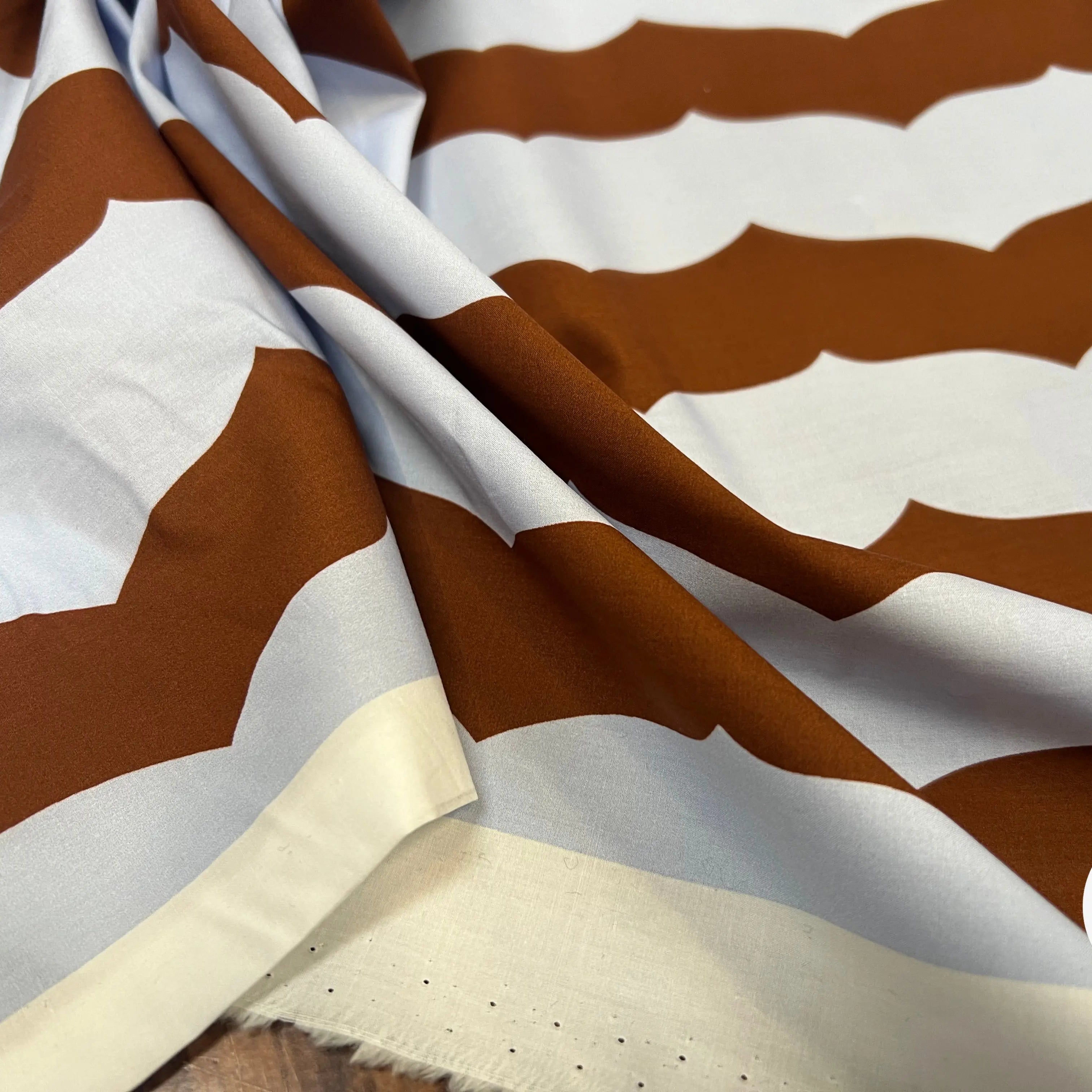 POPELINE DE COTON FOND BLEU CIEL MOTIFS HIRONDELLE MARRONS - My Little Coupon