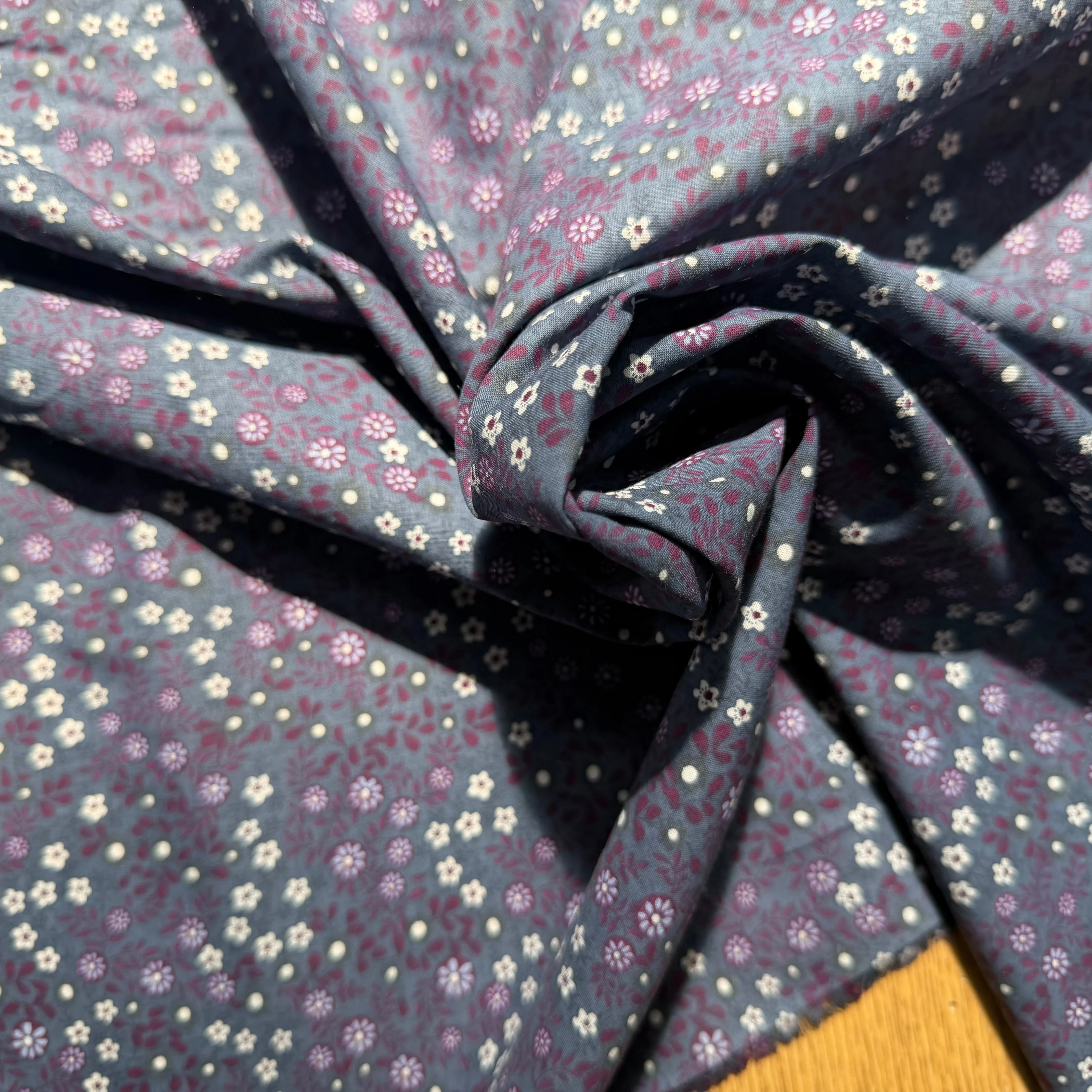 POPELINE DE COTON FOND BLEU GRIS FLEURS BORDEAUX - My Little Coupon
