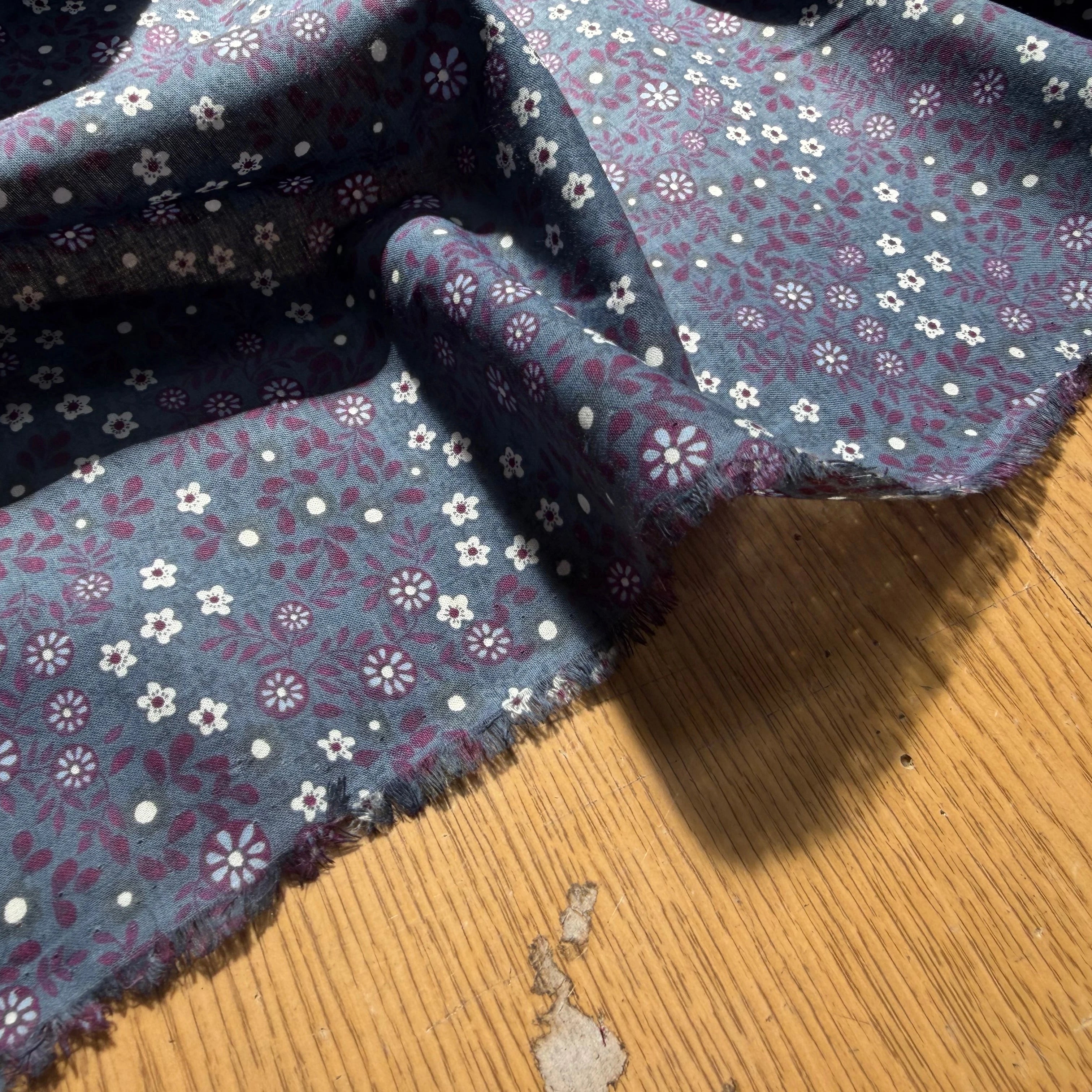 POPELINE DE COTON FOND BLEU GRIS FLEURS BORDEAUX - My Little Coupon