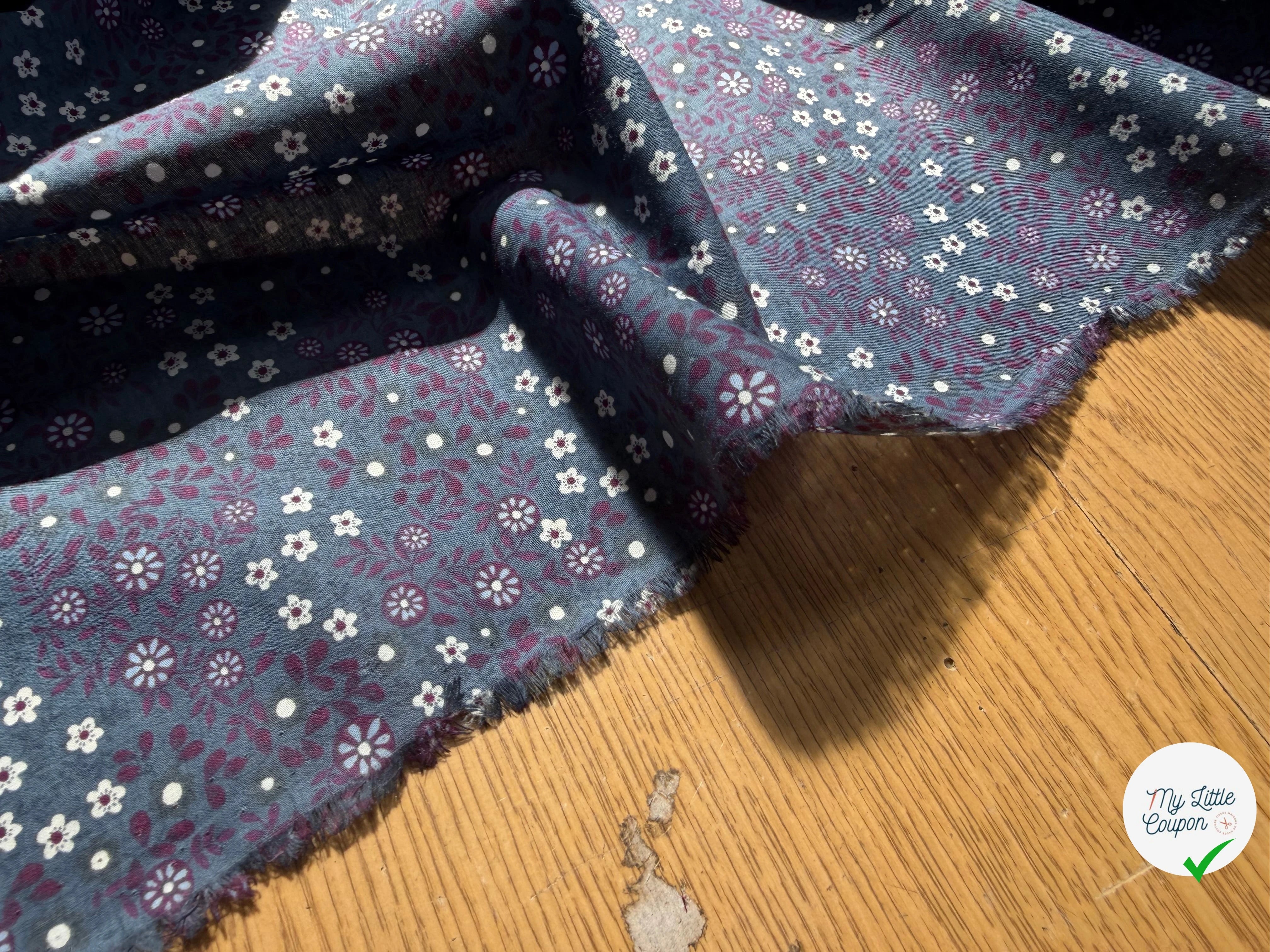 POPELINE DE COTON FOND BLEU GRIS FLEURS BORDEAUX - My Little Coupon