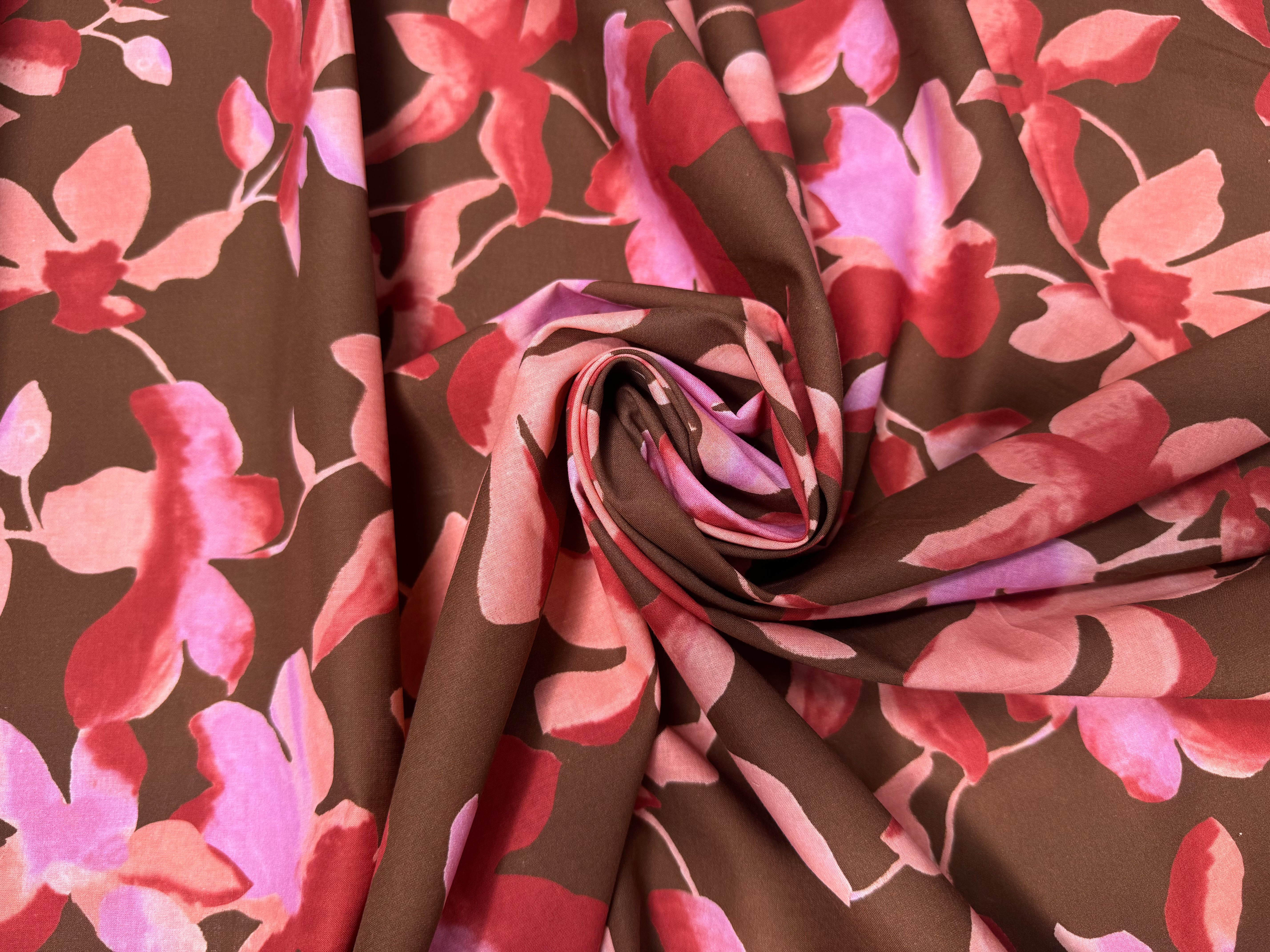 POPELINE DE COTON FOND MARRON FLEURS ROSE ET ROUGE - My Little Coupon