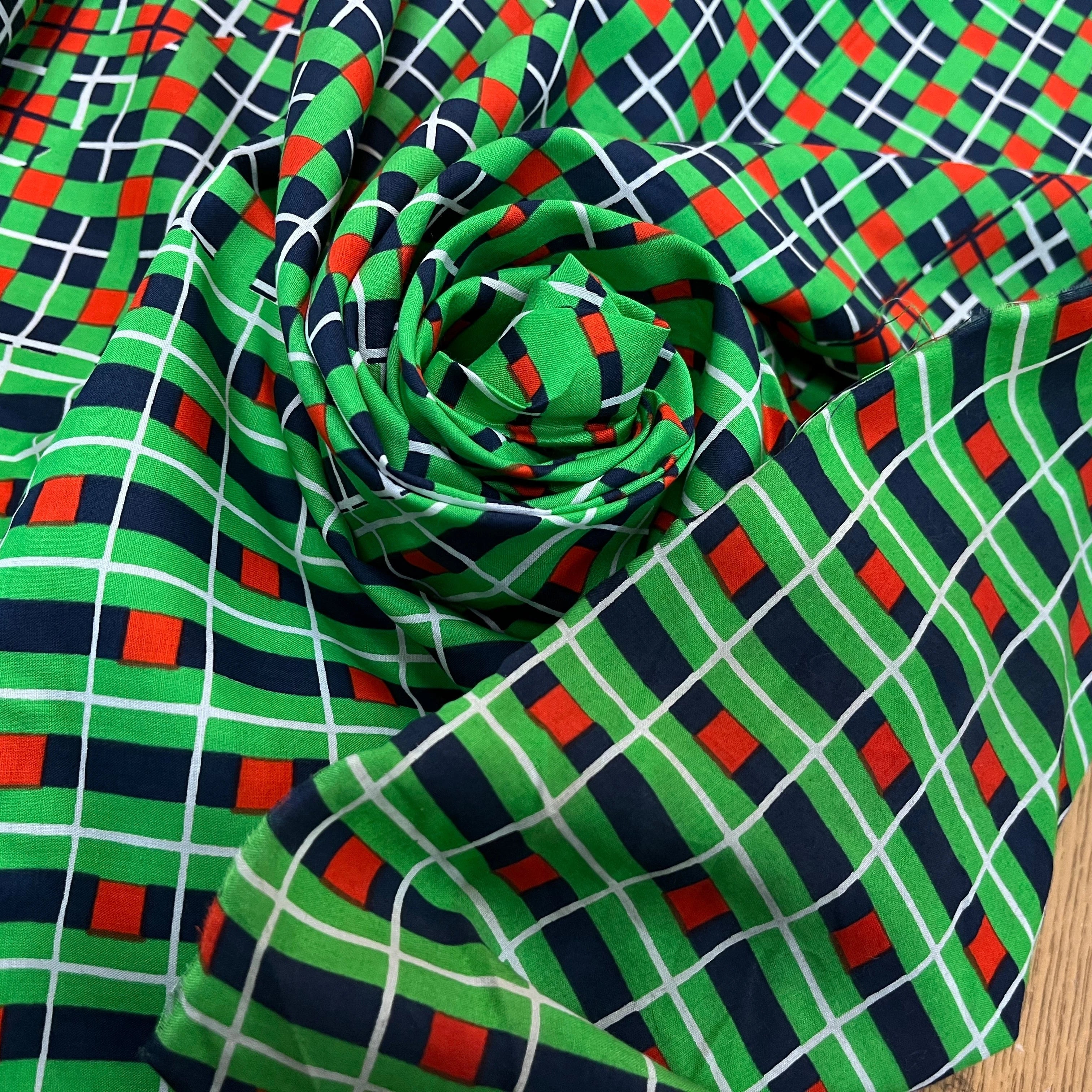 POPELINE DE COTON FOND VERT MOTIF À CARREAUX MARINE ROUGE - My Little Coupon